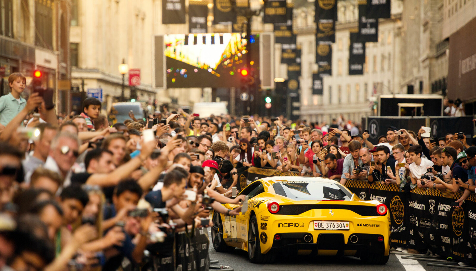OPPSIKT: Gumball 3000 vekker oppsikt og samler store folkemengder. OPPSIKT: Gumball 3000 vekker oppsikt og samler store folkemengder.