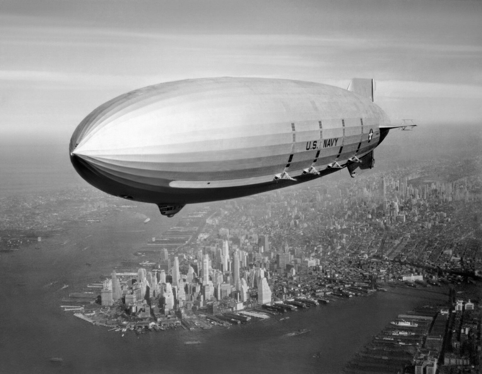 <b><SPAN CLASS=BOLD><STRONG>FLYVENDE HANGARSKIP:</b></strong></span> «Macon» i luften over New York. Heller ikke amerikanernes forsøk med luftskip på 30-tallet var vellykket. Vi husker alle hvordan det gikk med tyskernes forsøk, som endte med Hindenburg-katastrofen. <b><SPAN CLASS=BOLD><STRONG>FLYVENDE HANGARSKIP:</b></strong></span> «Macon» i luften over New York. Heller ikke amerikanernes forsøk med luftskip på 30-tallet var vellykket. Vi husker alle hvordan det gikk med tyskernes forsøk, som endte med Hindenburg-katastrofen.