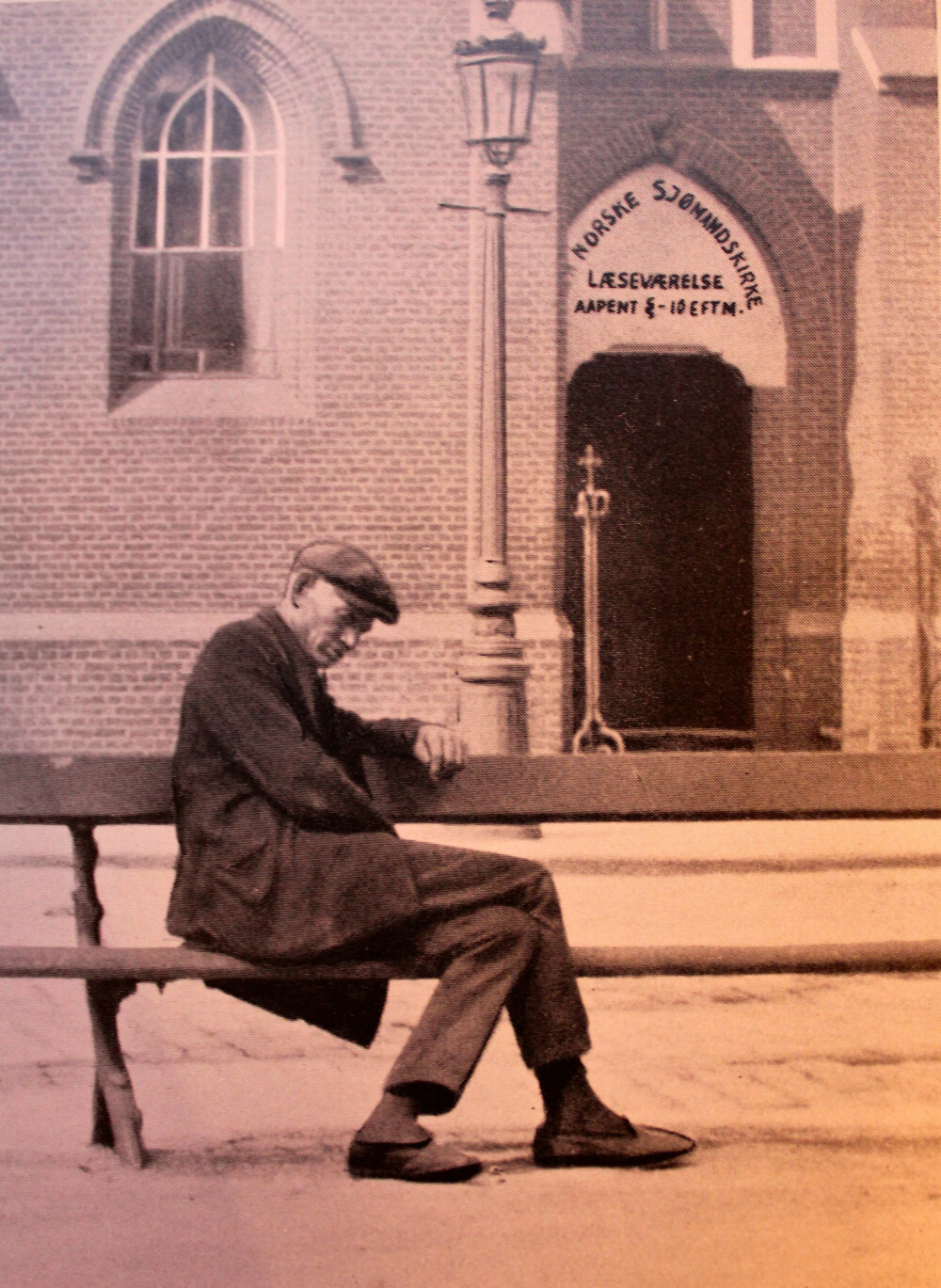 <b>SOSIALT PROBLEM:</b> En døddrukkenn norsk sjømann på benken foran den norske sjømannskirken i Antwerpen. Hundrevis havnet på gata i 1920-årene, og det var et enormt sosialt problem. <b>SOSIALT PROBLEM:</b> En døddrukkenn norsk sjømann på benken foran den norske sjømannskirken i Antwerpen. Hundrevis havnet på gata i 1920-årene, og det var et enormt sosialt problem.