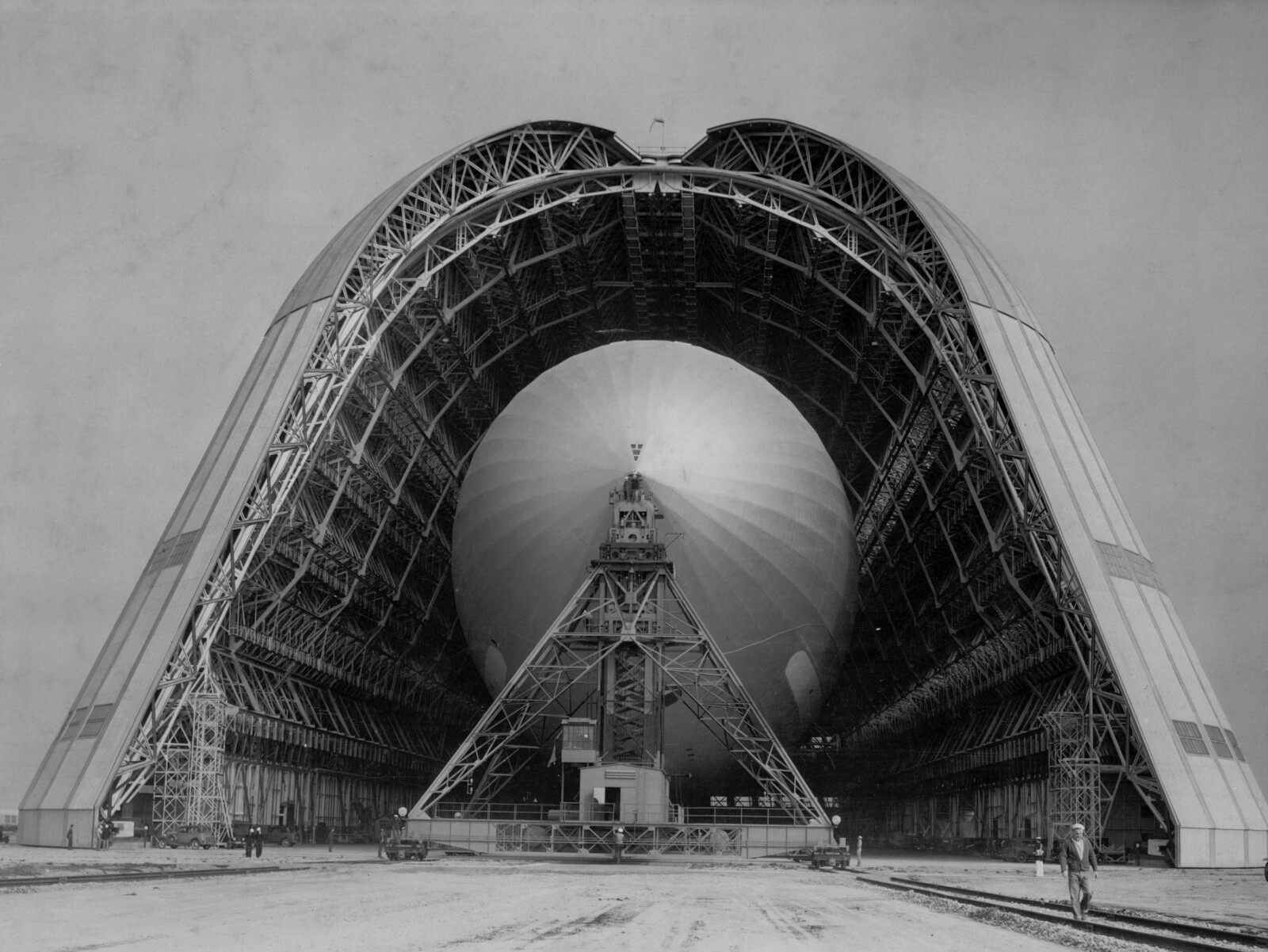 <b>USS MACON:</b> Luftskiphangaren "Hangar One" på Moffett Field har alltid vært en ener på størrelse. Her med luftskipet USS Macon. <b>USS MACON:</b> Luftskiphangaren "Hangar One" på Moffett Field har alltid vært en ener på størrelse. Her med luftskipet USS Macon.