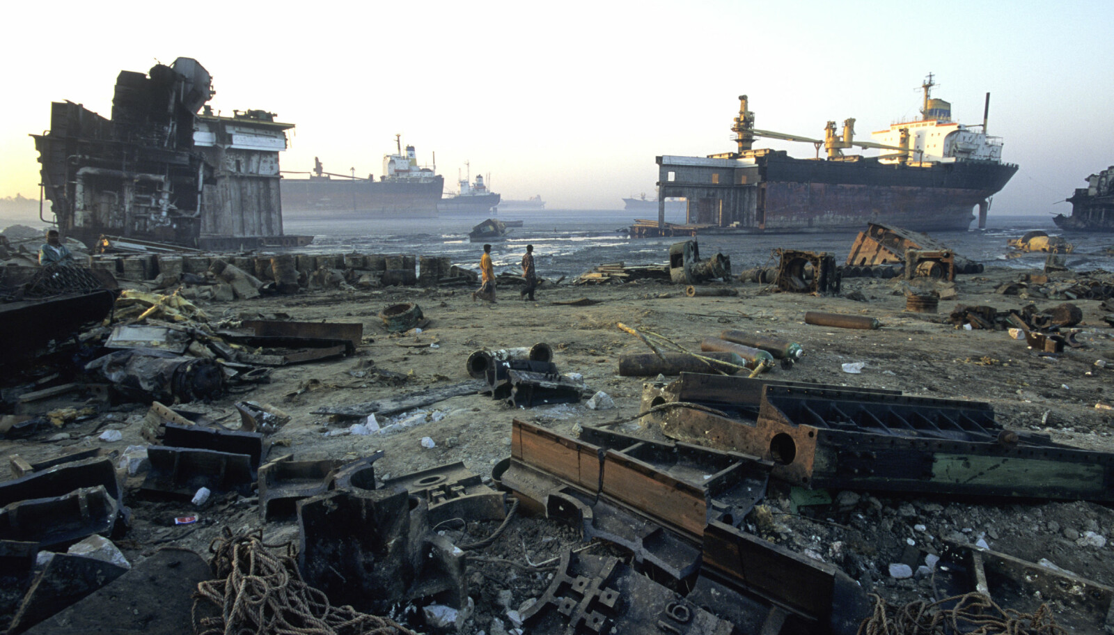 <b>I BANGLADESH:</b> Fra skipsopphoggingsstranda i Chittagong, Bangladesh, hvor skrapmetall, asbest, bly og en rekke andre rester fra opphogde skip ligger strødd på stranda. <b>I BANGLADESH:</b> Fra skipsopphoggingsstranda i Chittagong, Bangladesh, hvor skrapmetall, asbest, bly og en rekke andre rester fra opphogde skip ligger strødd på stranda.