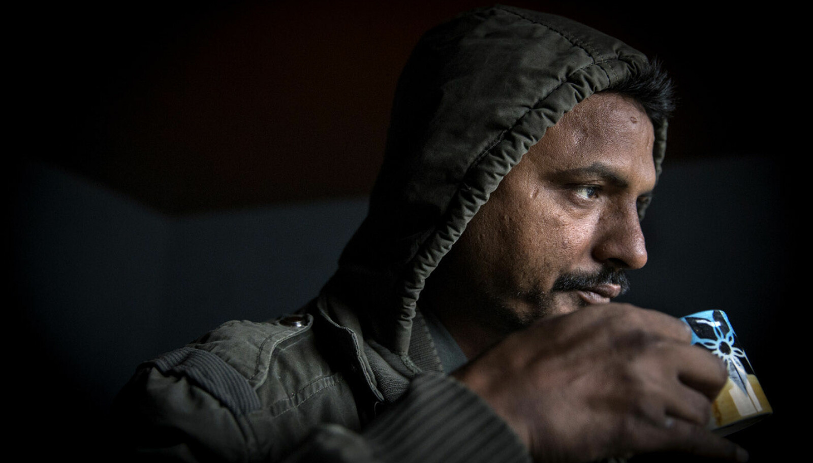 BARE GLEM DET: 33-åringen Anand har jobbet på stranda i Alang i fem år, og bare rister på hodet når jeg undrer om det er mulig å komme inn her og ta noen bilder på lovlig måte. BARE GLEM DET: 33-åringen Anand har jobbet på stranda i Alang i fem år, og bare rister på hodet når jeg undrer om det er mulig å komme inn her og ta noen bilder på lovlig måte.