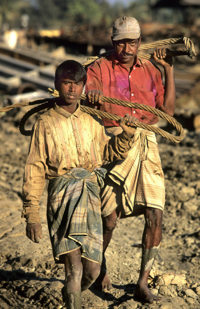 <b>BARNEARBEID:</b> Millioner av barn er engasjert i barnearbeid i India, mange av dem i jobber som karakteriseres som farlige. Verftene i Alang hevder at det ikke er barnearbeidere der. Dette bildet er imidlertid tatt på en skipsopphoggingsstrand i Bangladesh. <b>BARNEARBEID:</b> Millioner av barn er engasjert i barnearbeid i India, mange av dem i jobber som karakteriseres som farlige. Verftene i Alang hevder at det ikke er barnearbeidere der. Dette bildet er imidlertid tatt på en skipsopphoggingsstrand i Bangladesh.