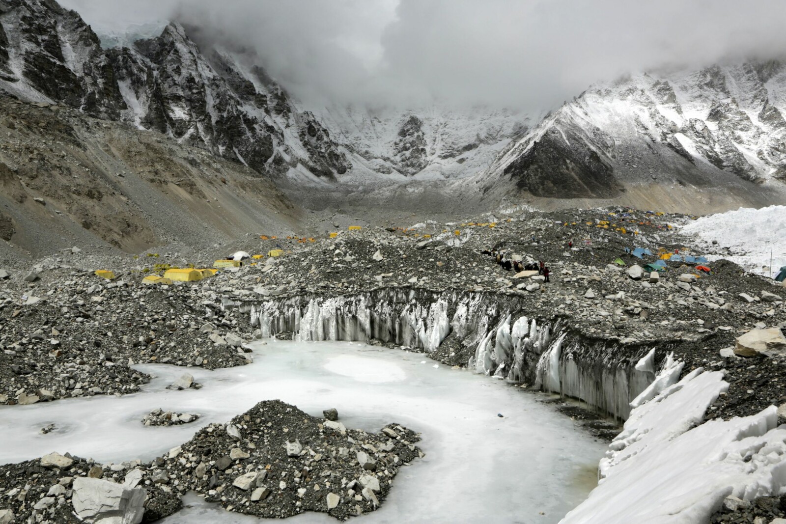 <b>SNØSTORM:</b> Mens uværet herjet på Mount Everest satt støtteapparatet her i Everest Base Camp og ventet på livstegn fra ekspedisjonen til Ron Hall (innfelt) <b>SNØSTORM:</b> Mens uværet herjet på Mount Everest satt støtteapparatet her i Everest Base Camp og ventet på livstegn fra ekspedisjonen til Ron Hall (innfelt)