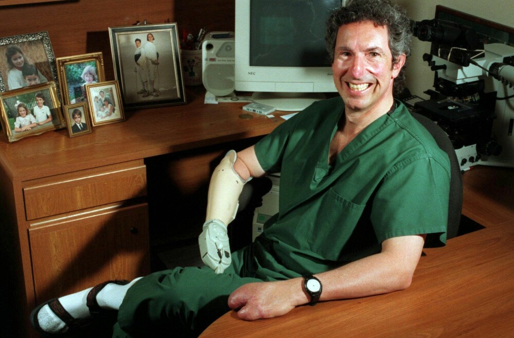 <b>TILBAKE:</b> Beck Weathers måtte amputere en arm, fingre, deler av begge føttene – og nesen. Den ble imidlertid bygd opp igjen ved bruk av vev hentet fra ørene og pannen. <b>TILBAKE:</b> Beck Weathers måtte amputere en arm, fingre, deler av begge føttene – og nesen. Den ble imidlertid bygd opp igjen ved bruk av vev hentet fra ørene og pannen.