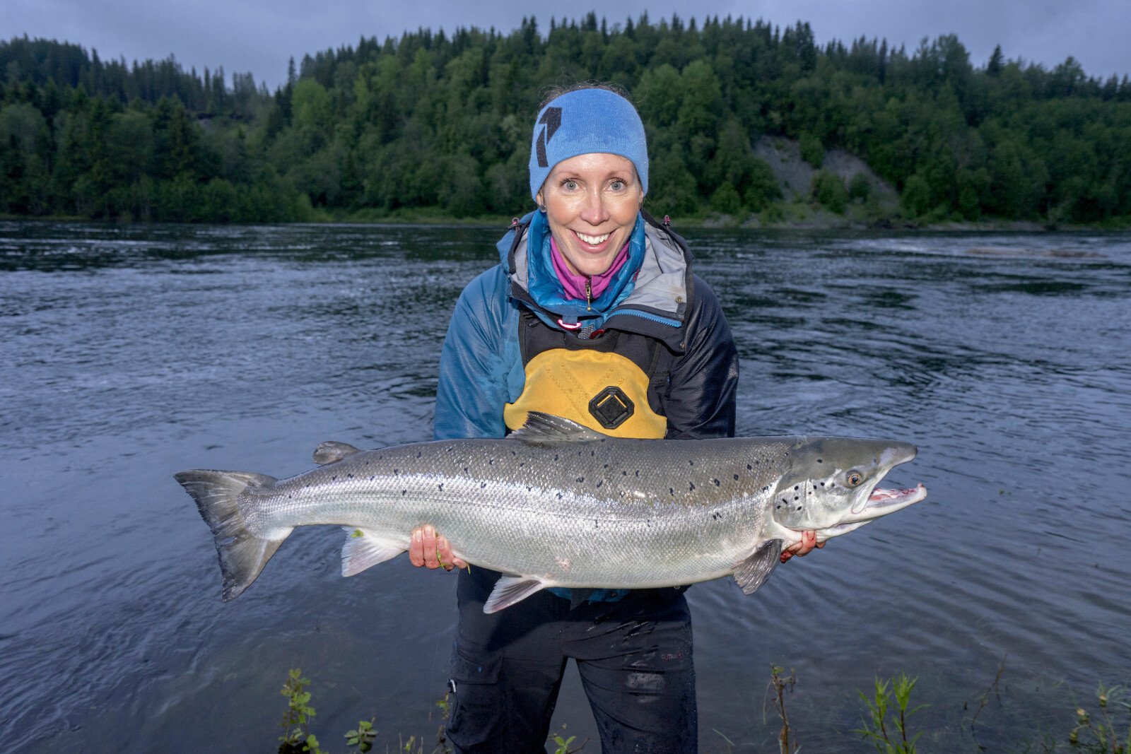 <b>FISKEGLEDE:</b> Anne Karen viser stolt fram sin aller første villaks på 7.9 kg – tatt under harlingfiske i Sanddøla. <b>FISKEGLEDE:</b> Anne Karen viser stolt fram sin aller første villaks på 7.9 kg – tatt under harlingfiske i Sanddøla.