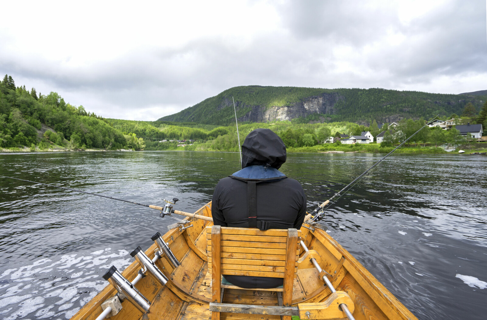 <b>HARLINGFISKE:</b> Fiske med guide er en fin måte å introduseres for laksefiske. <b>HARLINGFISKE:</b> Fiske med guide er en fin måte å introduseres for laksefiske.