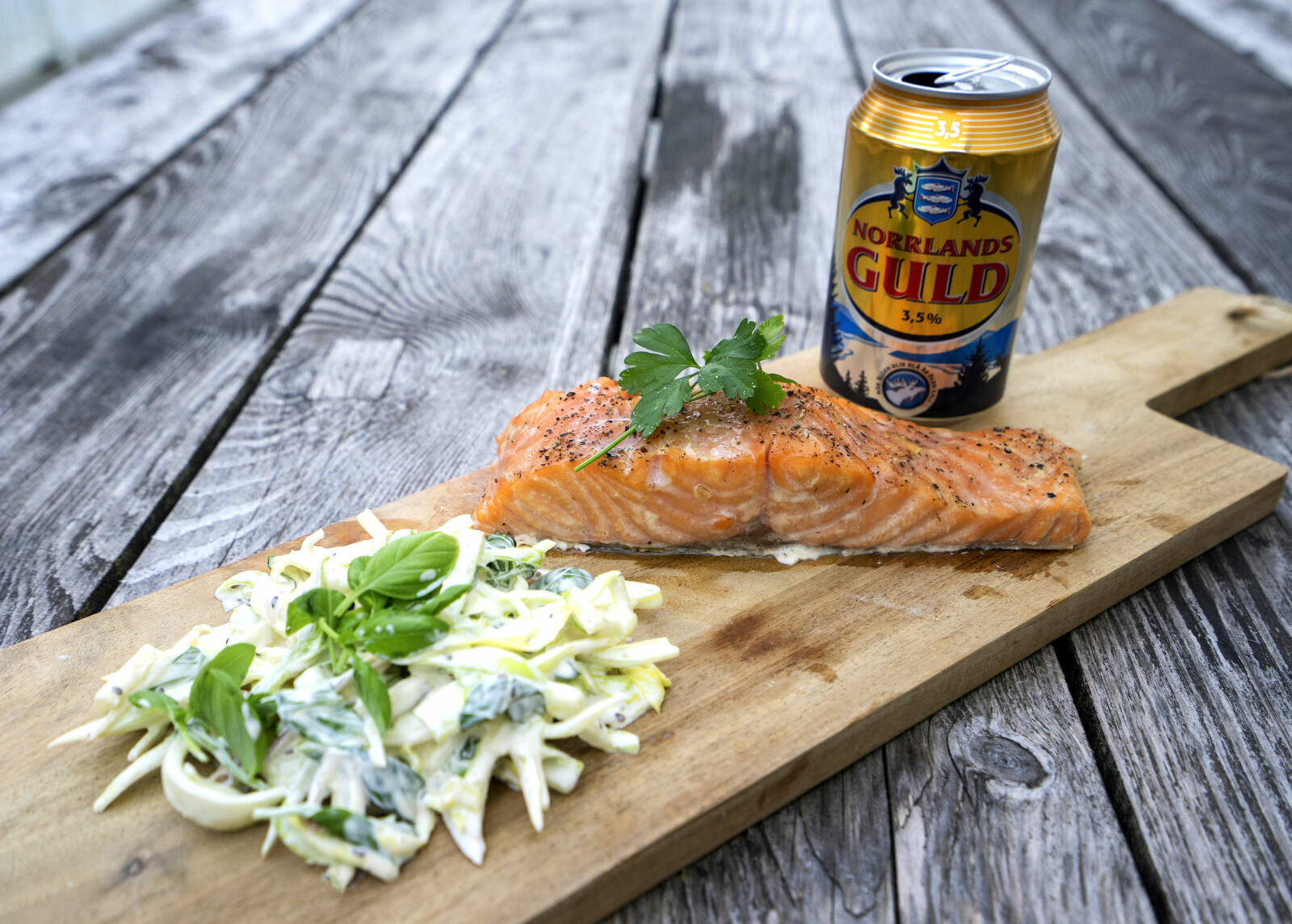 <b>FRA ELV TIL FJØL:</b> Anne Karen sin første villaks servert med coleslawsalat og kald pils. <b>FRA ELV TIL FJØL:</b> Anne Karen sin første villaks servert med coleslawsalat og kald pils.