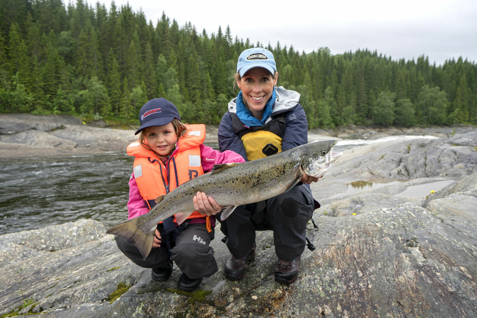 <b>REKRUTT MED LAKS:</b> Ylva på 4 år fikk være med mamma og pappa (fotograf) å lande sin første villaks i Øverhøla. <b>REKRUTT MED LAKS:</b> Ylva på 4 år fikk være med mamma og pappa (fotograf) å lande sin første villaks i Øverhøla.