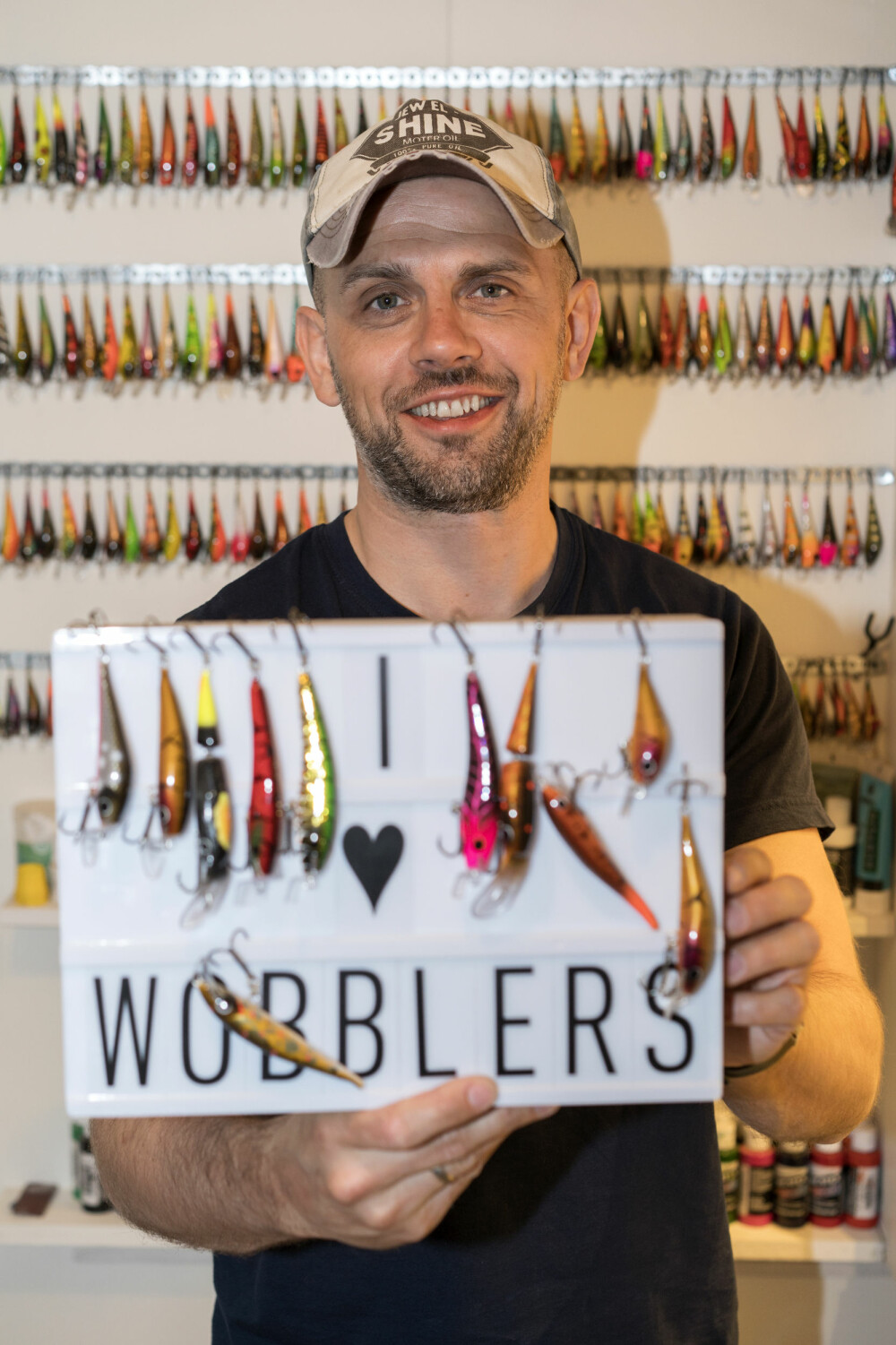 <b>WOBBLERMAKEREN:</b> Benny Jørum-Wahl produserer ca. 1000 håndlagde BeWa-wobblere i året. <b>WOBBLERMAKEREN:</b> Benny Jørum-Wahl produserer ca. 1000 håndlagde BeWa-wobblere i året.