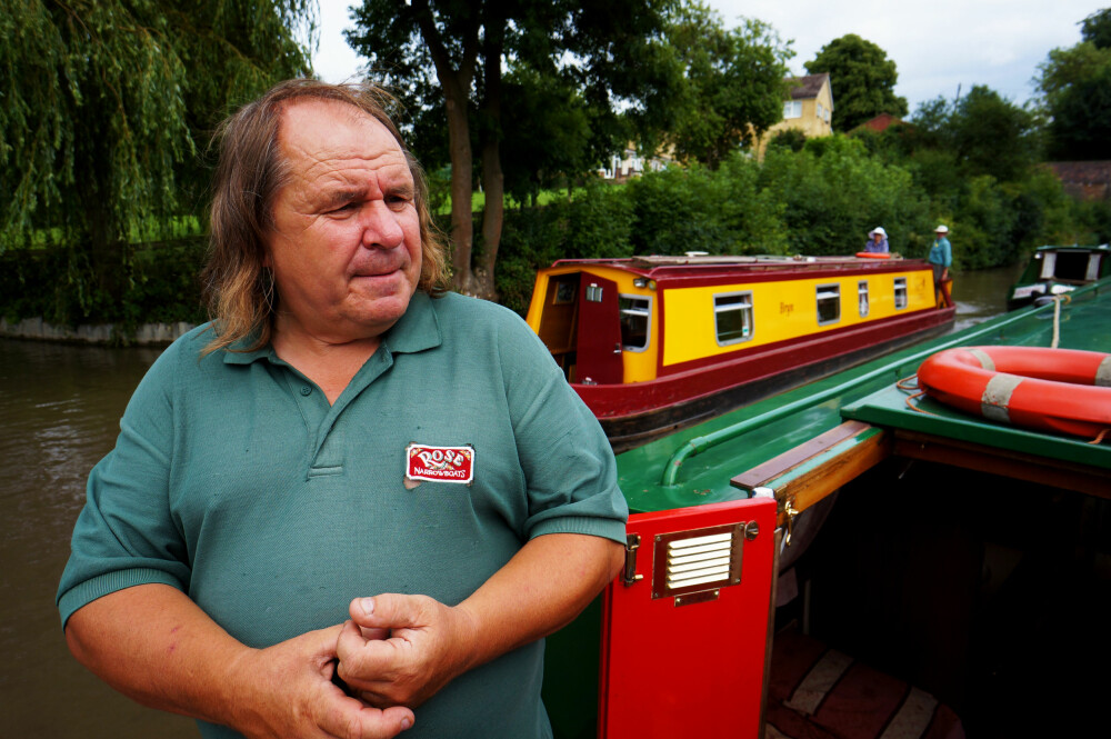 <b>EKSPERT:</b> Steve Brookes fra Rose Narrowboats ga oss en rask og god innføring i båten. Han og kona bor i egen kanalbåt året rundt. <b>EKSPERT:</b> Steve Brookes fra Rose Narrowboats ga oss en rask og god innføring i båten. Han og kona bor i egen kanalbåt året rundt.