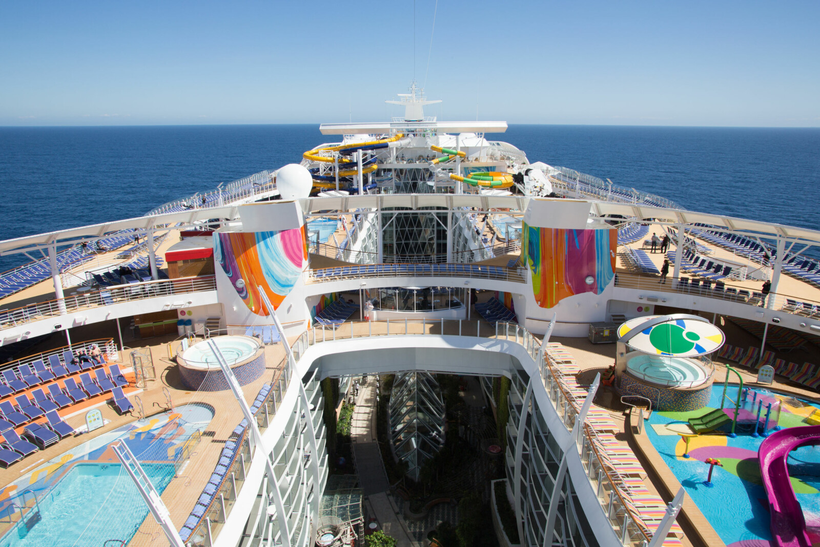 <b>CRUISE-GIGANT:</b> Med sine 362 meter er Symphony Of the Seas verdens største cruiseskip. <b>CRUISE-GIGANT:</b> Med sine 362 meter er Symphony Of the Seas verdens største cruiseskip.