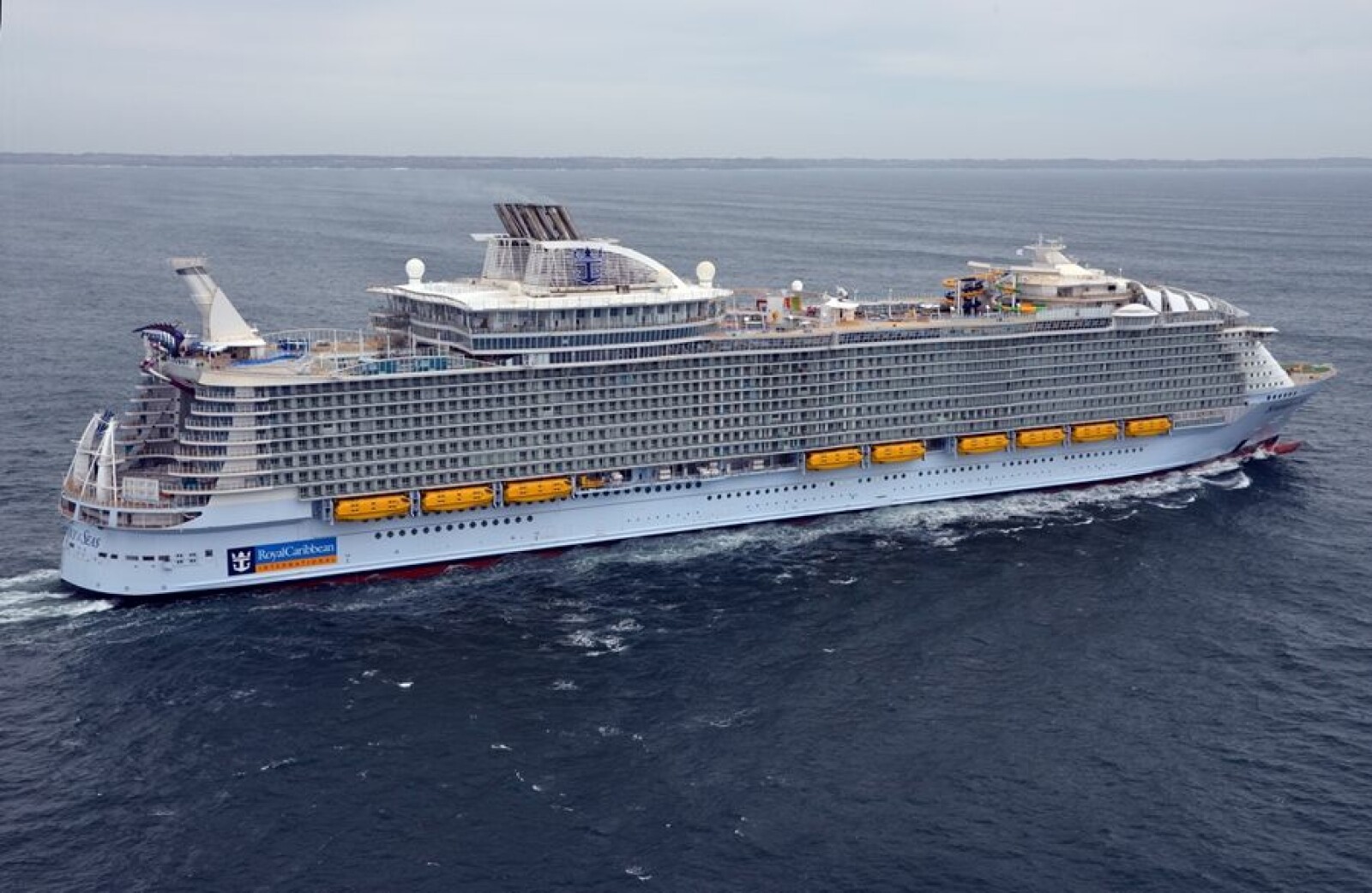 <b>GIGANT:</b> «Symphony of the Seas» er 362 meter langt. Til sammenligning er verdens største containerskip 400 meter langt. <b>GIGANT:</b> «Symphony of the Seas» er 362 meter langt. Til sammenligning er verdens største containerskip 400 meter langt.