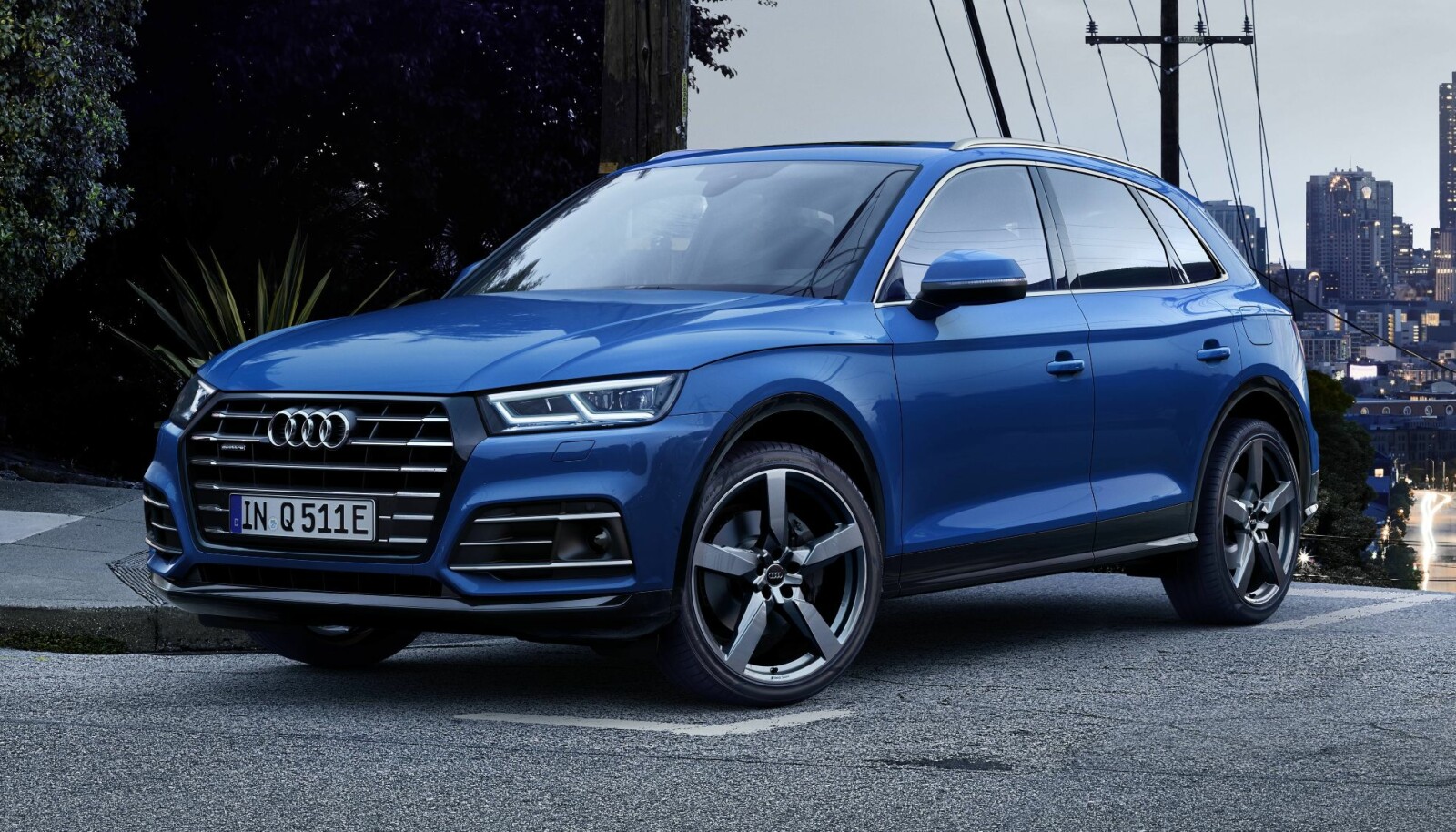 LADING: "Audi e-tron Charging Service" gir med ett enkelt kort tilgang til 100 000 ladepunkter over hele Europa. Du har full kontroll på ladingen og ladestatus på smarttelefonen din via «myAudi»-appen. Her finner du også forbruksstatistikk og ruteplanlegging med ladepunkter. LADING: "Audi e-tron Charging Service" gir med ett enkelt kort tilgang til 100 000 ladepunkter over hele Europa. Du har full kontroll på ladingen og ladestatus på smarttelefonen din via «myAudi»-appen. Her finner du også forbruksstatistikk og ruteplanlegging med ladepunkter.