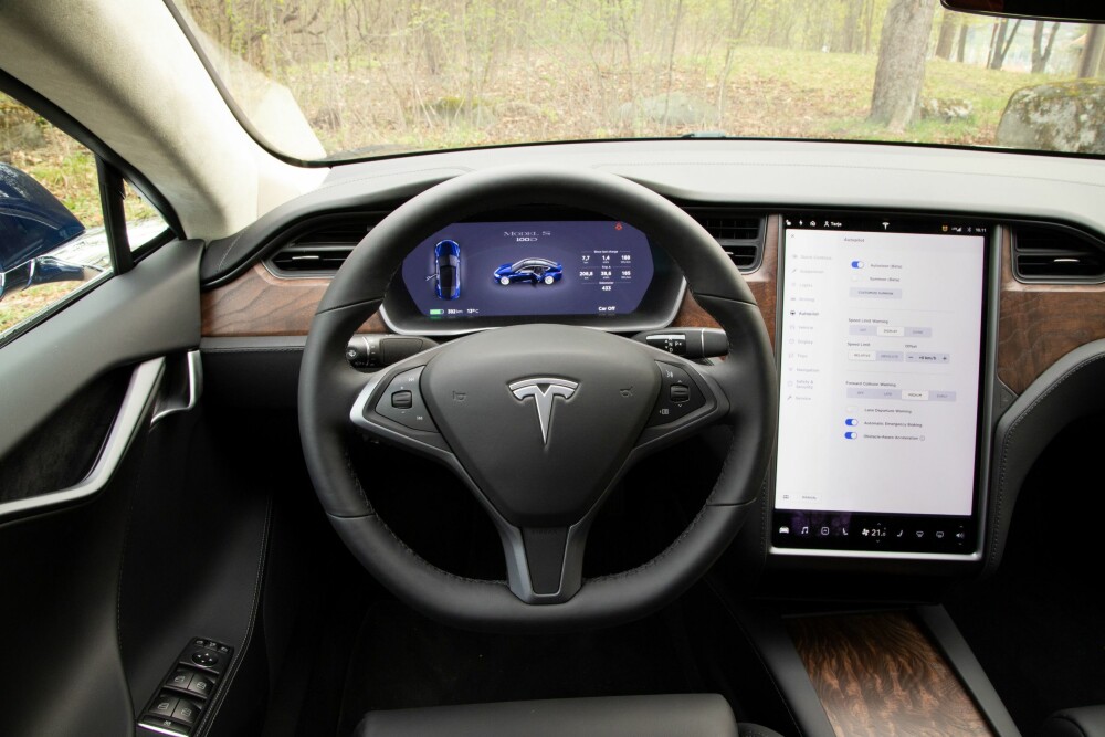 <b><SPAN CLASS=BOLD><STRONG>OVERSIKT:</b></strong></span> Man blir raskt vant til den svære skjermen i Tesla Model S. <b><SPAN CLASS=BOLD><STRONG>OVERSIKT:</b></strong></span> Man blir raskt vant til den svære skjermen i Tesla Model S.