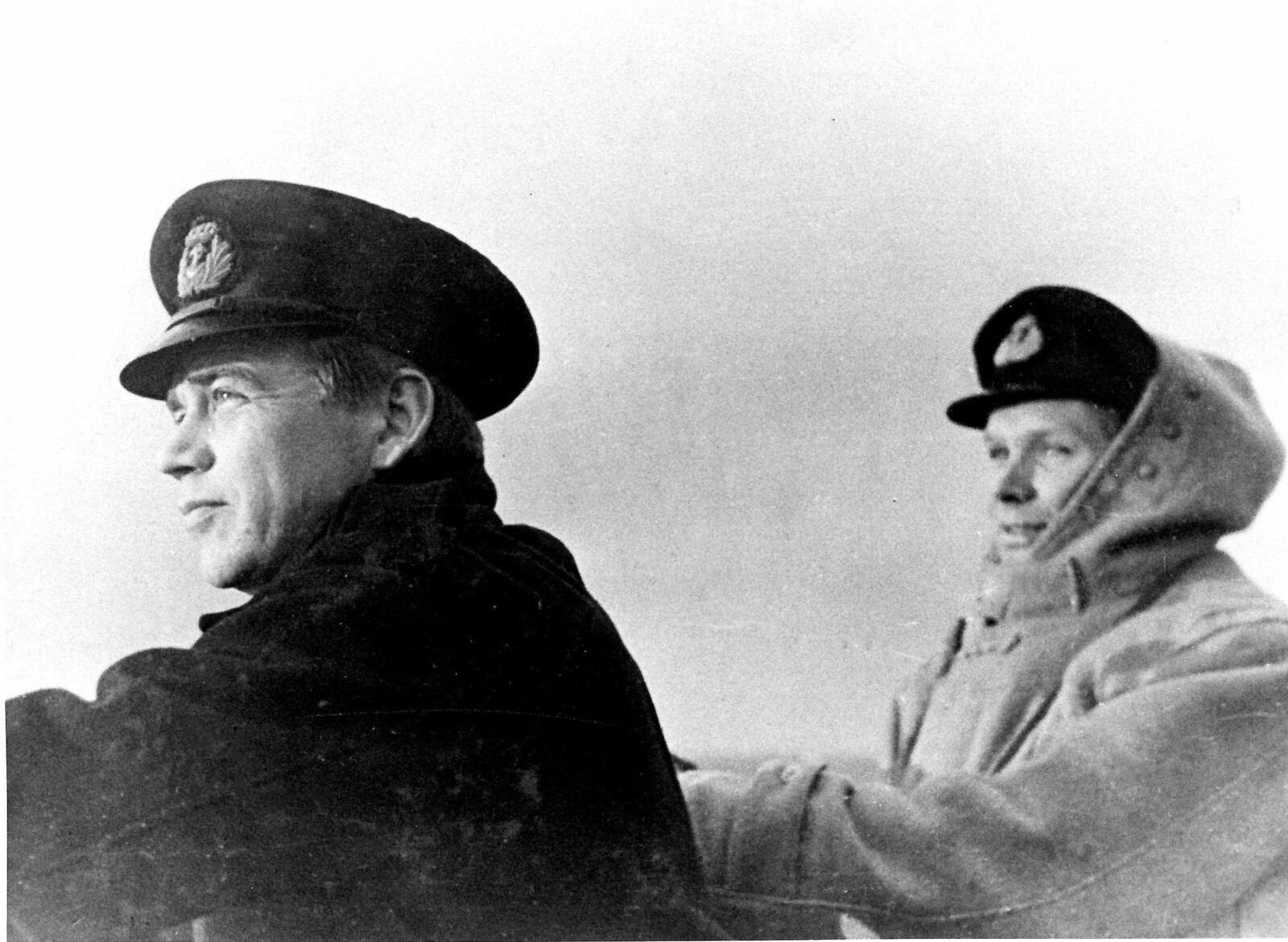 <b>MELLOM SLAGENE:</b> Skule Valentin Storheill (til venstre) på broen på jageren «Stord», Tore Holthe til høyre. <b>MELLOM SLAGENE:</b> Skule Valentin Storheill (til venstre) på broen på jageren «Stord», Tore Holthe til høyre.