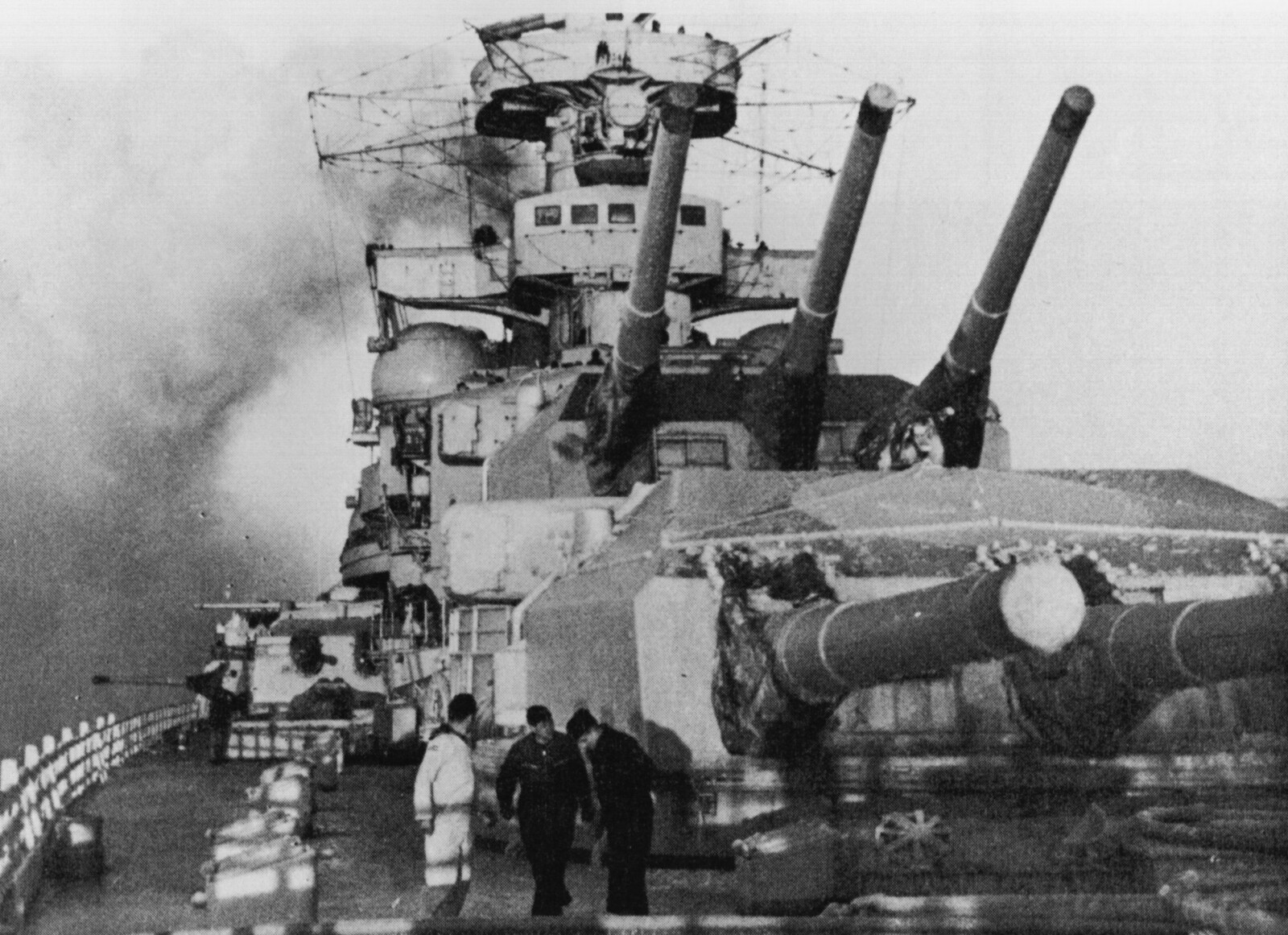 <b>FUNNET I ÅR 2000:</b> Ingen så slagkrysseren «Scharnhorst» synke 2. juledag 1943. Først høsten år 2000 ble vraket lokalisert i internasjonalt farvann på Nordkappbanken, 66 nautiske mil nordøst for Nordkapp. <b>FUNNET I ÅR 2000:</b> Ingen så slagkrysseren «Scharnhorst» synke 2. juledag 1943. Først høsten år 2000 ble vraket lokalisert i internasjonalt farvann på Nordkappbanken, 66 nautiske mil nordøst for Nordkapp.