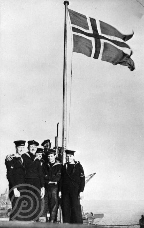 <b>FEIRET SENKING:</b> Et knippe av mannskapet på jageren «Stord» heiser flagget dagen etter senkingen av den tyske krysseren Scharnhorst ved Nordkapp. <b>FEIRET SENKING:</b> Et knippe av mannskapet på jageren «Stord» heiser flagget dagen etter senkingen av den tyske krysseren Scharnhorst ved Nordkapp.