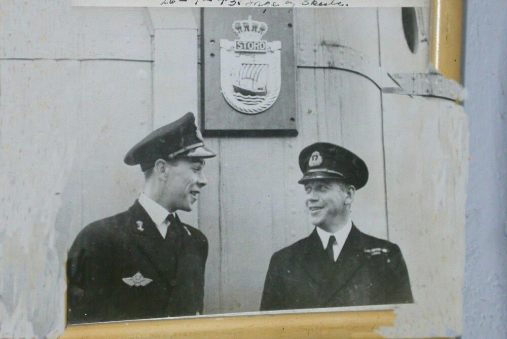 <b>BRØDRE HØYT OG LAVT:</b> Inge Storheill (t.v.) kjempet som marineflyger i Japan, mens storebror Skule var i sjøslag. <b>BRØDRE HØYT OG LAVT:</b> Inge Storheill (t.v.) kjempet som marineflyger i Japan, mens storebror Skule var i sjøslag.
