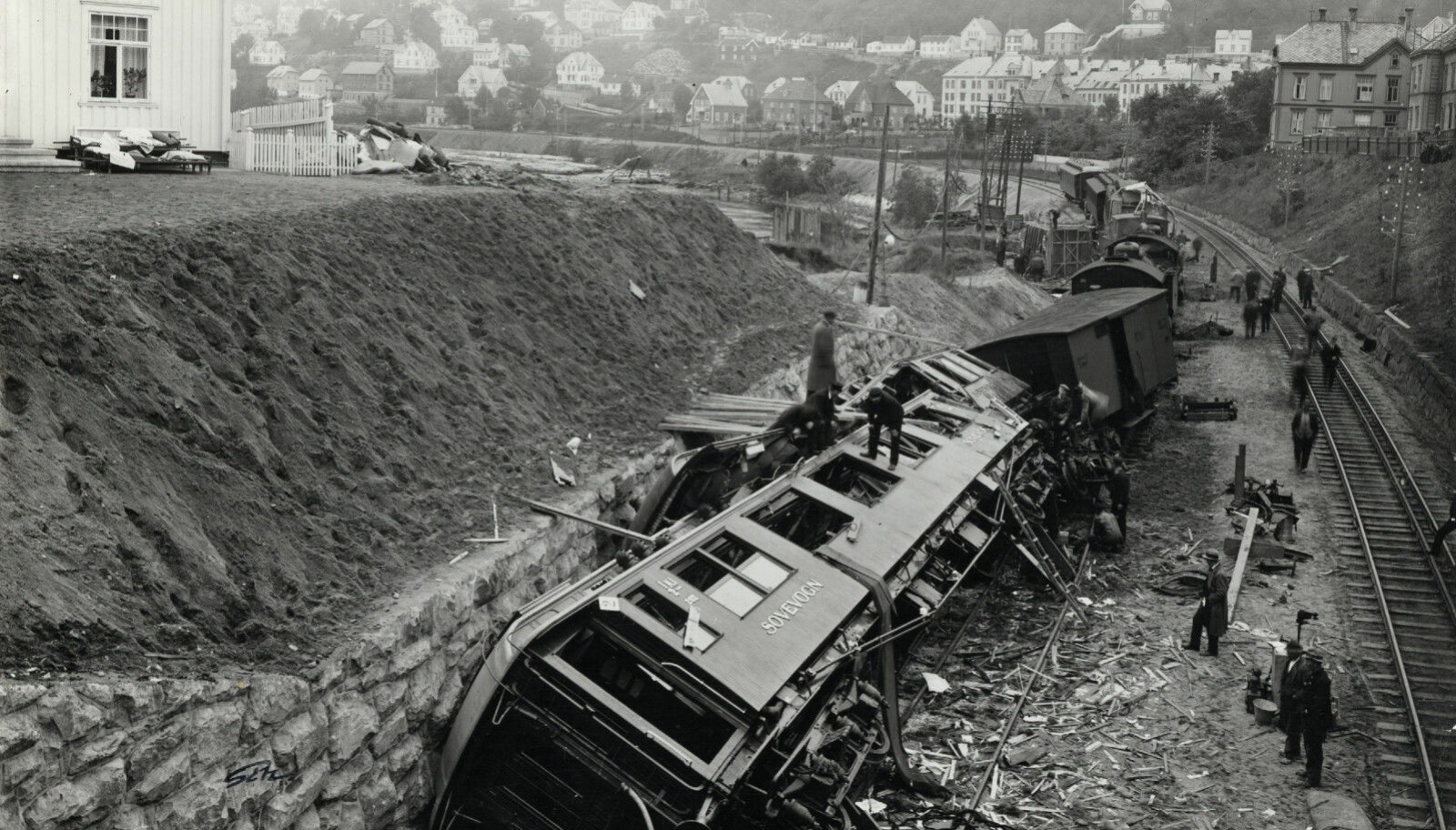 <b>NORGES FØRSTE ALVORLIGE TOGULYKKE:</b> I dette togsettet døde seks av de prominente gjestene etter åpningen av Dovrebanen i 1921. <b>NORGES FØRSTE ALVORLIGE TOGULYKKE:</b> I dette togsettet døde seks av de prominente gjestene etter åpningen av Dovrebanen i 1921.