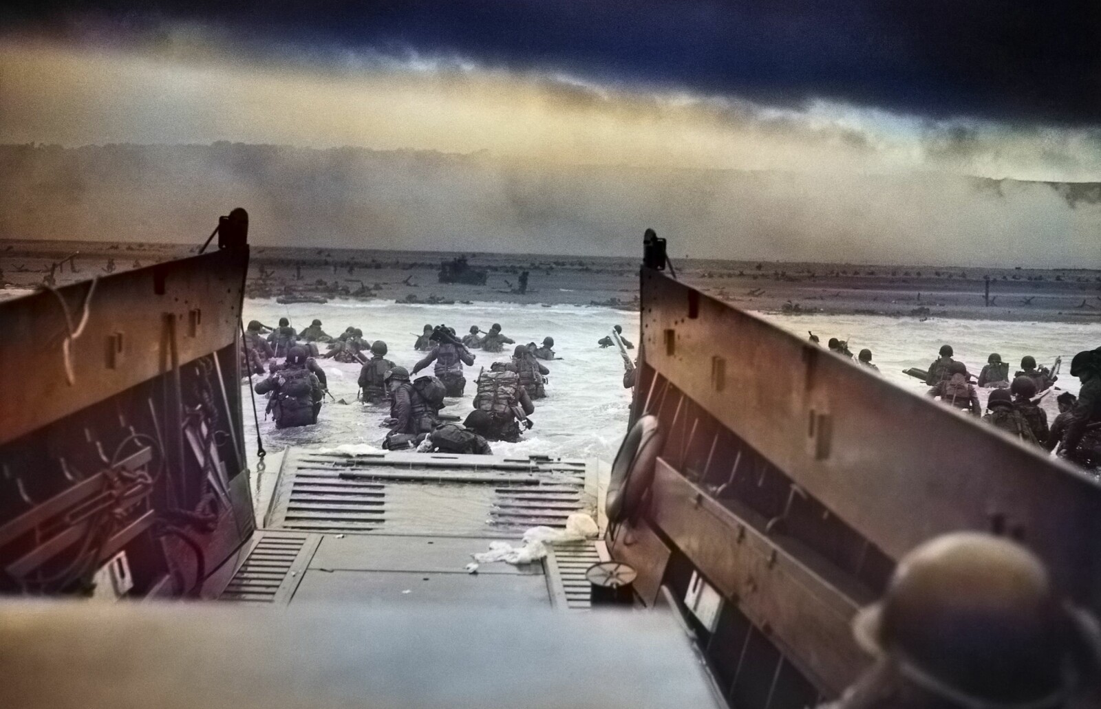 <b>INN I DØDENS GAP:</b> Den 20 år gamle kystvaktoffiseren Robert F. Sargent tok dette ikoniske bildet fra et av landgangsfartøyene ved Omaha Beach på D-dagen. <b>INN I DØDENS GAP:</b> Den 20 år gamle kystvaktoffiseren Robert F. Sargent tok dette ikoniske bildet fra et av landgangsfartøyene ved Omaha Beach på D-dagen.