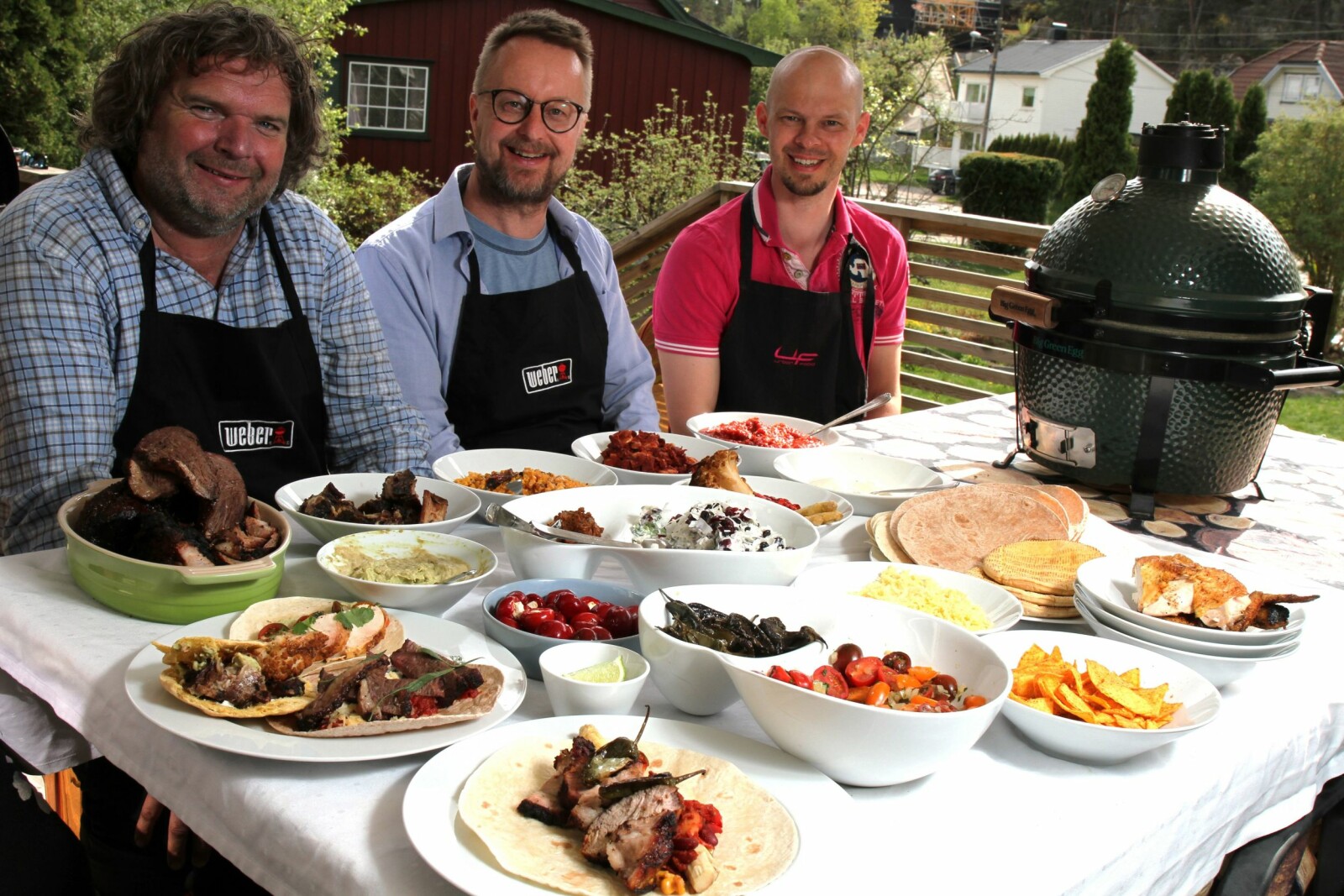 <b>BÅRD OG <BR/>DE BLIDE HJELPERNE:</b> Bård (fra venstre), Sigurd Sollien og Sondre Barlien signerte tidenes tacobuffé på Kråkerøy. <br/>Bård sto muligens for mesteparten av jobben. <b>BÅRD OG <BR/>DE BLIDE HJELPERNE:</b> Bård (fra venstre), Sigurd Sollien og Sondre Barlien signerte tidenes tacobuffé på Kråkerøy. <br/>Bård sto muligens for mesteparten av jobben.