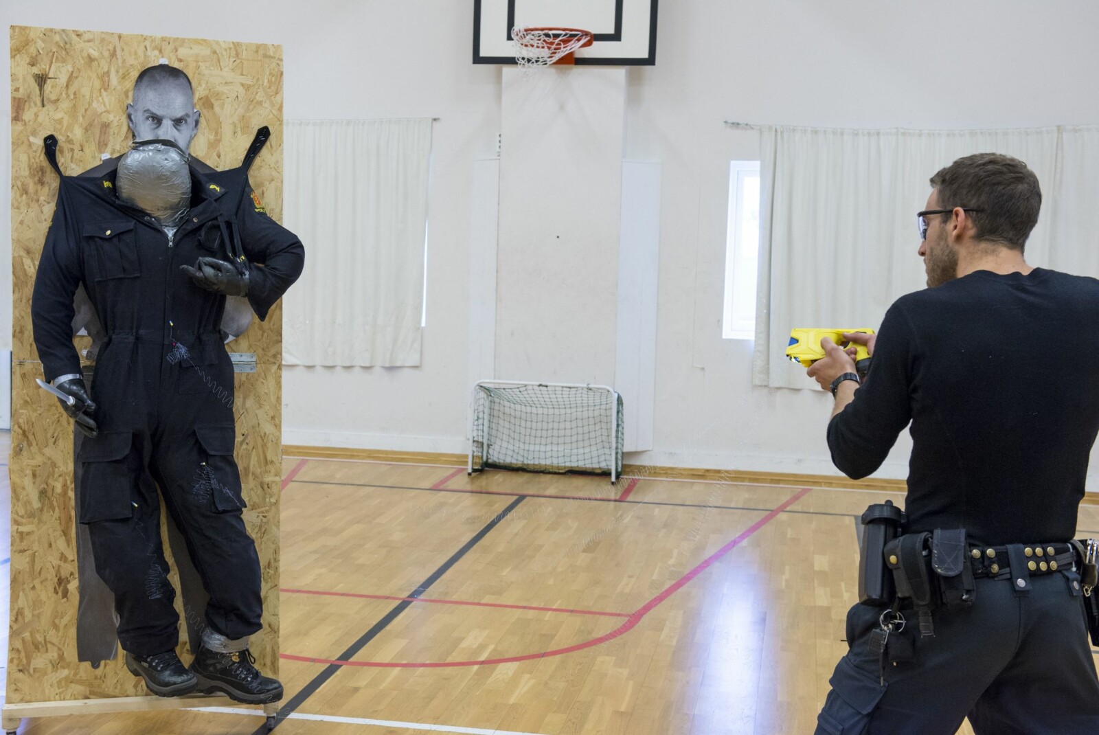 <b>TASER:</b> Å «tase» kan bli neste års nyord når 500 norske politifolk skal bruke elektrosjokkpistol i tjenesten. <b>TASER:</b> Å «tase» kan bli neste års nyord når 500 norske politifolk skal bruke elektrosjokkpistol i tjenesten.
