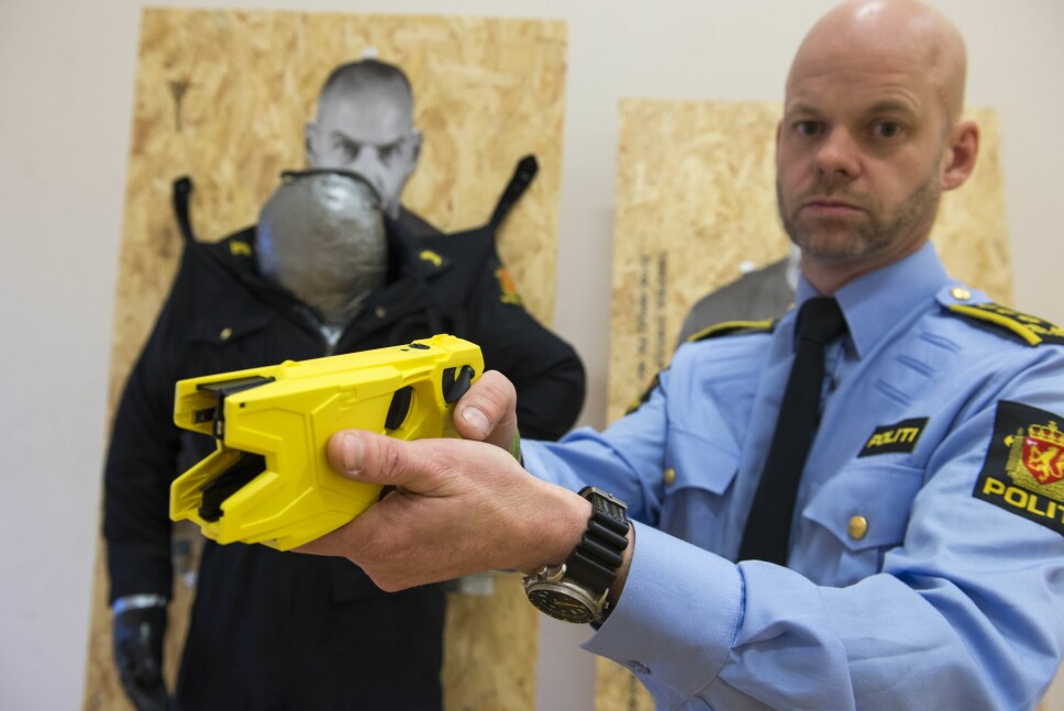 <b><SPAN CLASS=BOLD><STRONG>«MINDRE DØDELIG»:</b></strong></span> Prosjektleder Kjetil Lussand presiserer <br/>at selv om Taseren er langt mindre farlig enn en vanlig pistol, er all maktbruk forbundet med en viss risiko. <b><SPAN CLASS=BOLD><STRONG>«MINDRE DØDELIG»:</b></strong></span> Prosjektleder Kjetil Lussand presiserer <br/>at selv om Taseren er langt mindre farlig enn en vanlig pistol, er all maktbruk forbundet med en viss risiko.