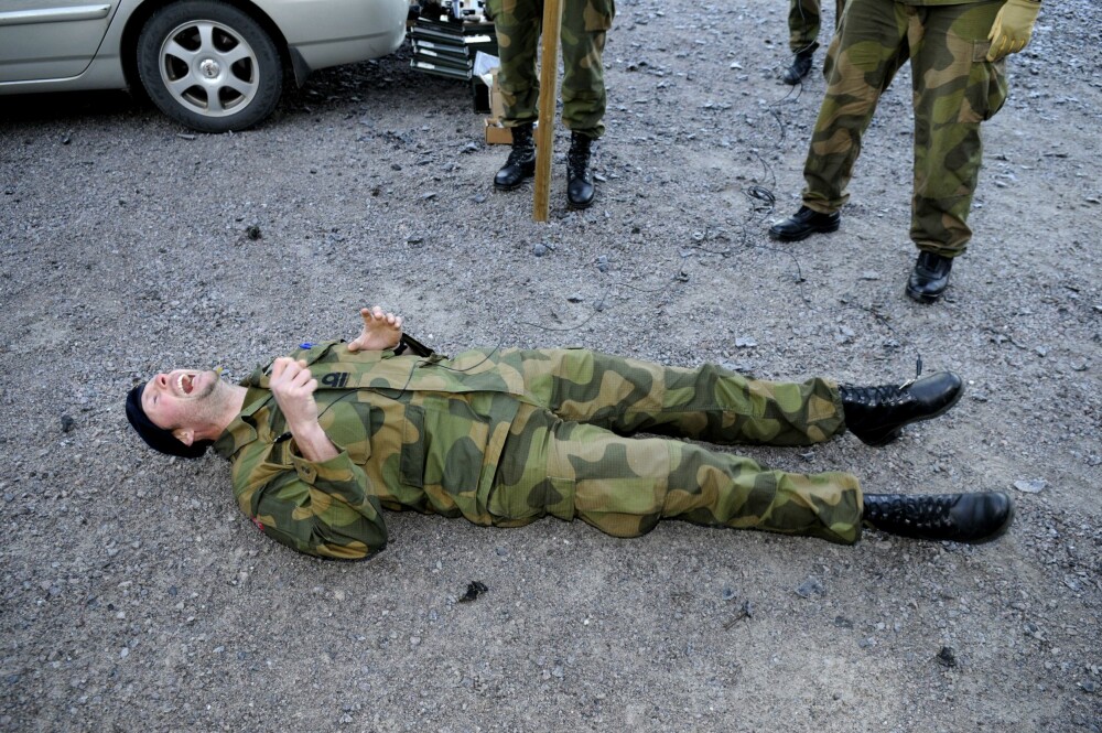 <b><SPAN CLASS=BOLD><STRONG>LAMMER NERVE-SYSTEMET:</b></strong></span> Vi Menn var til stede da Forsvaret testet ut virkningen av Taser-pistol på frivillige soldater i 2010. – Jeg kjente bare et intenst ønske om å slippe mer smerte, fortalte løytnant Klaus Trapp mens pulsen roet seg etterpå. <b><SPAN CLASS=BOLD><STRONG>LAMMER NERVE-SYSTEMET:</b></strong></span> Vi Menn var til stede da Forsvaret testet ut virkningen av Taser-pistol på frivillige soldater i 2010. – Jeg kjente bare et intenst ønske om å slippe mer smerte, fortalte løytnant Klaus Trapp mens pulsen roet seg etterpå.
