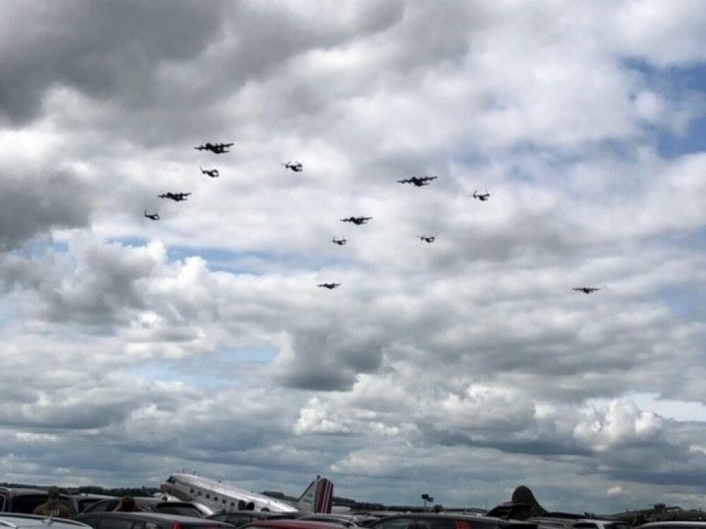 <b><SPAN CLASS=BOLD><STRONG>EN ARMADA:</b></strong></span> 6. juni 1944 var himmelen over Normandie dekket av allierte fly. 75 år senere gjentas en miniversjon av invasjonen for å hedre alle de som gjorde en innsats for å knuse Nazi-Tyskland. <b><SPAN CLASS=BOLD><STRONG>EN ARMADA:</b></strong></span> 6. juni 1944 var himmelen over Normandie dekket av allierte fly. 75 år senere gjentas en miniversjon av invasjonen for å hedre alle de som gjorde en innsats for å knuse Nazi-Tyskland.