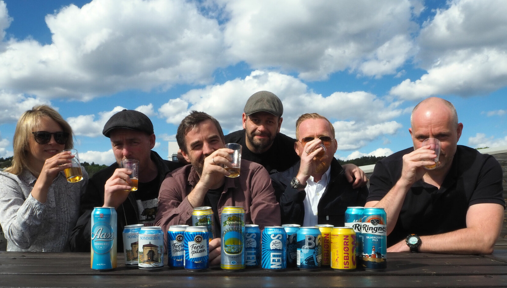 <b>FØRSTE RUNDE:</b> Testpanelet drakk seg til slutt gjennom 55 øl i klassene vanlige sommerpils, syrlige øl, pale og åpen klasse. Fra Høyre: Martine, Aleksander, Mats, Lasse, Alex og Martin. "Adrian" ville gjerne være anonym, mens Peter var fotograf. <b>FØRSTE RUNDE:</b> Testpanelet drakk seg til slutt gjennom 55 øl i klassene vanlige sommerpils, syrlige øl, pale og åpen klasse. Fra Høyre: Martine, Aleksander, Mats, Lasse, Alex og Martin. "Adrian" ville gjerne være anonym, mens Peter var fotograf.