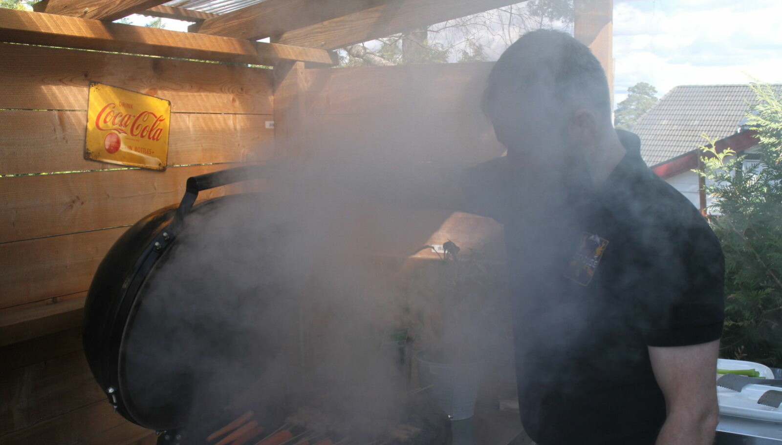 <b>BRUK LOKKET: </b>Jo, røyk er bra. Bruk lokket anbefaler grillentusiast Eirik Kittelsen. <b>BRUK LOKKET: </b>Jo, røyk er bra. Bruk lokket anbefaler grillentusiast Eirik Kittelsen.