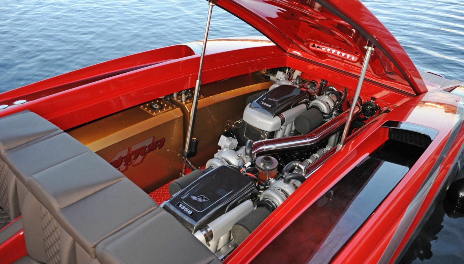 MOTOR: 447 HAR to diagonalt stilte 9.0-liters Mercury Racing-motorer som hver produserer 1350 hk. MOTOR: 447 HAR to diagonalt stilte 9.0-liters Mercury Racing-motorer som hver produserer 1350 hk.