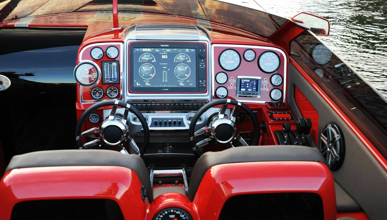 COCKPIT: Alt kan vises digitalt på de tre skjermene om bord - en Raymarine E-165 kartplotter + to mindre skjermen. Men det er noen viktige analoge instrumenter for turtall, GPS speedo, oljetrykk, vanntrykk, vanntemperatur, trimnivå, trimtabs-nivå samt målere for drivstoff og trimtank. Under plotteren ligger en rekke med hurtigknapper. COCKPIT: Alt kan vises digitalt på de tre skjermene om bord - en Raymarine E-165 kartplotter + to mindre skjermen. Men det er noen viktige analoge instrumenter for turtall, GPS speedo, oljetrykk, vanntrykk, vanntemperatur, trimnivå, trimtabs-nivå samt målere for drivstoff og trimtank. Under plotteren ligger en rekke med hurtigknapper.