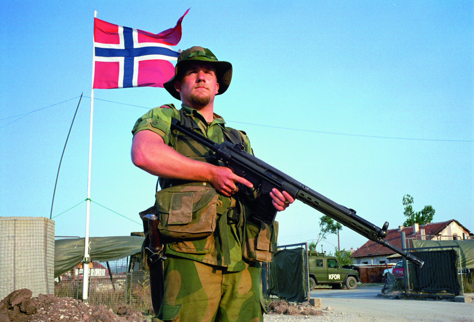 <b>ARBEIDSHEST: </b>En norsk KFOR-soldat på vakt med en AG3 utenfor Camp Midgard i Kosovo. AG3 gjorde tjeneste under alle slags klimatiske forhold fra Finnmarksvidda til Afghanistands ørken, samt Libanon, Balkan og Irak<b>.<br></b> <b>ARBEIDSHEST: </b>En norsk KFOR-soldat på vakt med en AG3 utenfor Camp Midgard i Kosovo. AG3 gjorde tjeneste under alle slags klimatiske forhold fra Finnmarksvidda til Afghanistands ørken, samt Libanon, Balkan og Irak<b>.<br></b>