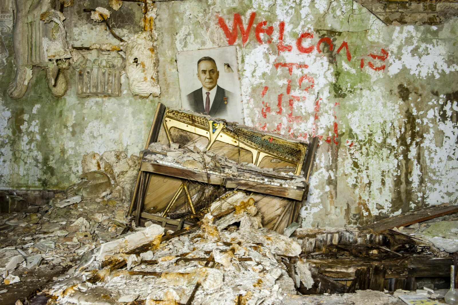<b>SYKEHUSET:</b> Welcome to hell – graffiti på veggen inne i sykehuset i Pribyat. <b>SYKEHUSET:</b> Welcome to hell – graffiti på veggen inne i sykehuset i Pribyat.
