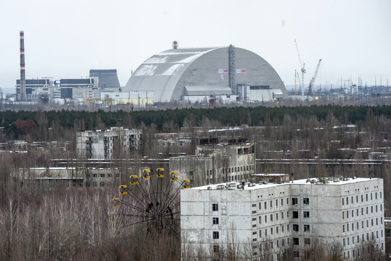 <b>ÅSTEDET:</b> Atomreaktor 4 dekket av jernskjoldet sett fra Pribyat. <b>ÅSTEDET:</b> Atomreaktor 4 dekket av jernskjoldet sett fra Pribyat.