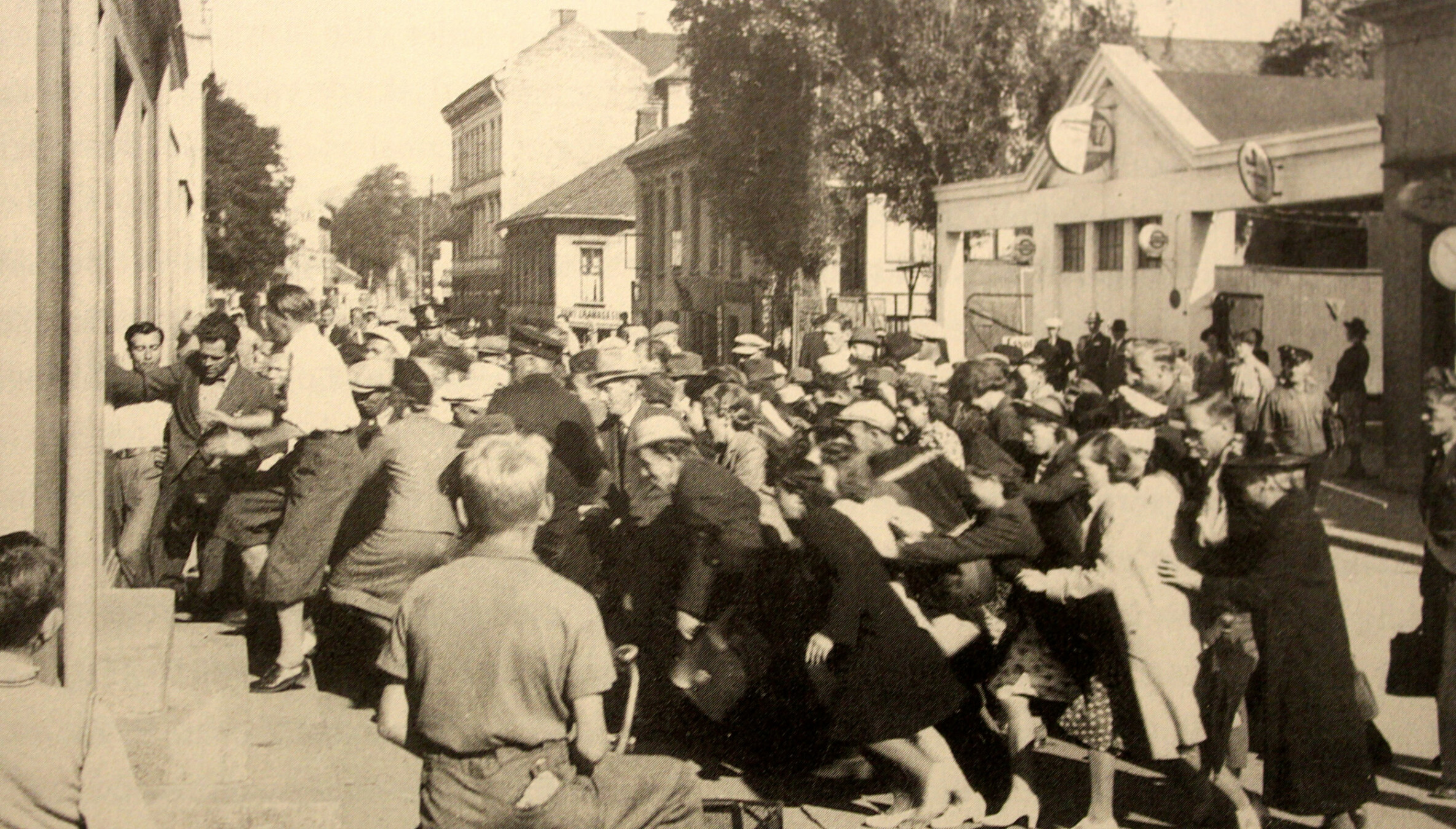 <b>KØKAOS:</b> Og DER gikk startskuddet. Presis kl. 0700 kunne man finne sin plass i køen foran polet. Og kampen om originalflaska var i gang. <b>KØKAOS:</b> Og DER gikk startskuddet. Presis kl. 0700 kunne man finne sin plass i køen foran polet. Og kampen om originalflaska var i gang.