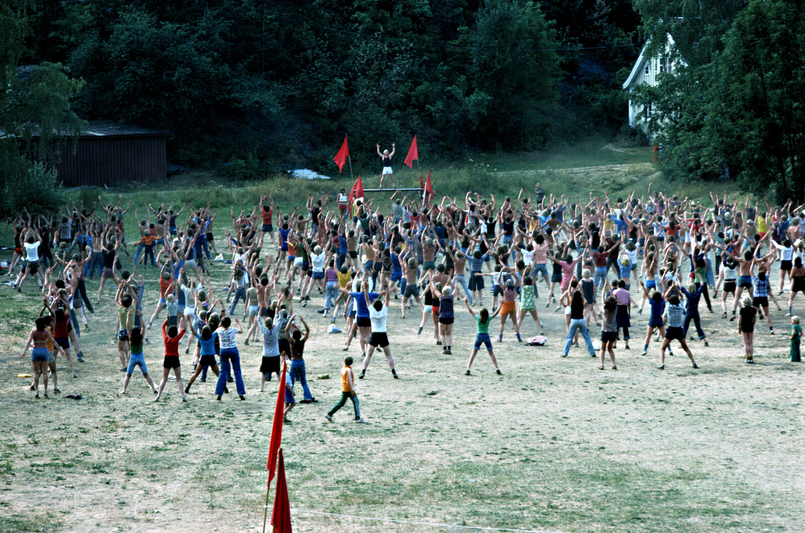 <b>FELLESTRENING UNDER RØDE FANER</b> AKP-medlemmer gjør felles morgengymnastikk under en av sine sommerleirer på 1970-tallet. Målet var å bli "fit" for væpna revolusjon. <b>FELLESTRENING UNDER RØDE FANER</b> AKP-medlemmer gjør felles morgengymnastikk under en av sine sommerleirer på 1970-tallet. Målet var å bli "fit" for væpna revolusjon.