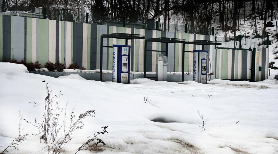 <b>STILLE SOM I GRAVEN:</b> På tomten for den gamle presteboligen til Høvik Menighet bygget Hyop sin hydrogen-<br>stasjon. Den rakk ikke være åpen i ett år engang før det var slutt på pengene. Myndighetene ville ikke betale mer i støtte. <b>STILLE SOM I GRAVEN:</b> På tomten for den gamle presteboligen til Høvik Menighet bygget Hyop sin hydrogen-<br>stasjon. Den rakk ikke være åpen i ett år engang før det var slutt på pengene. Myndighetene ville ikke betale mer i støtte.