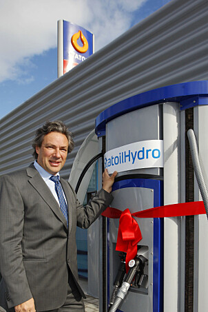 <b>TIDLIG START:</b> Ulf Hafseld åpnet hydrogenstasjonen på Økern i Oslo, den gang for StatoilHydro. Det var før giganten ga opp, <br/>og Hafseld førte prosjektet videre med offentlig millionstøtte. <b>TIDLIG START:</b> Ulf Hafseld åpnet hydrogenstasjonen på Økern i Oslo, den gang for StatoilHydro. Det var før giganten ga opp, <br/>og Hafseld førte prosjektet videre med offentlig millionstøtte.
