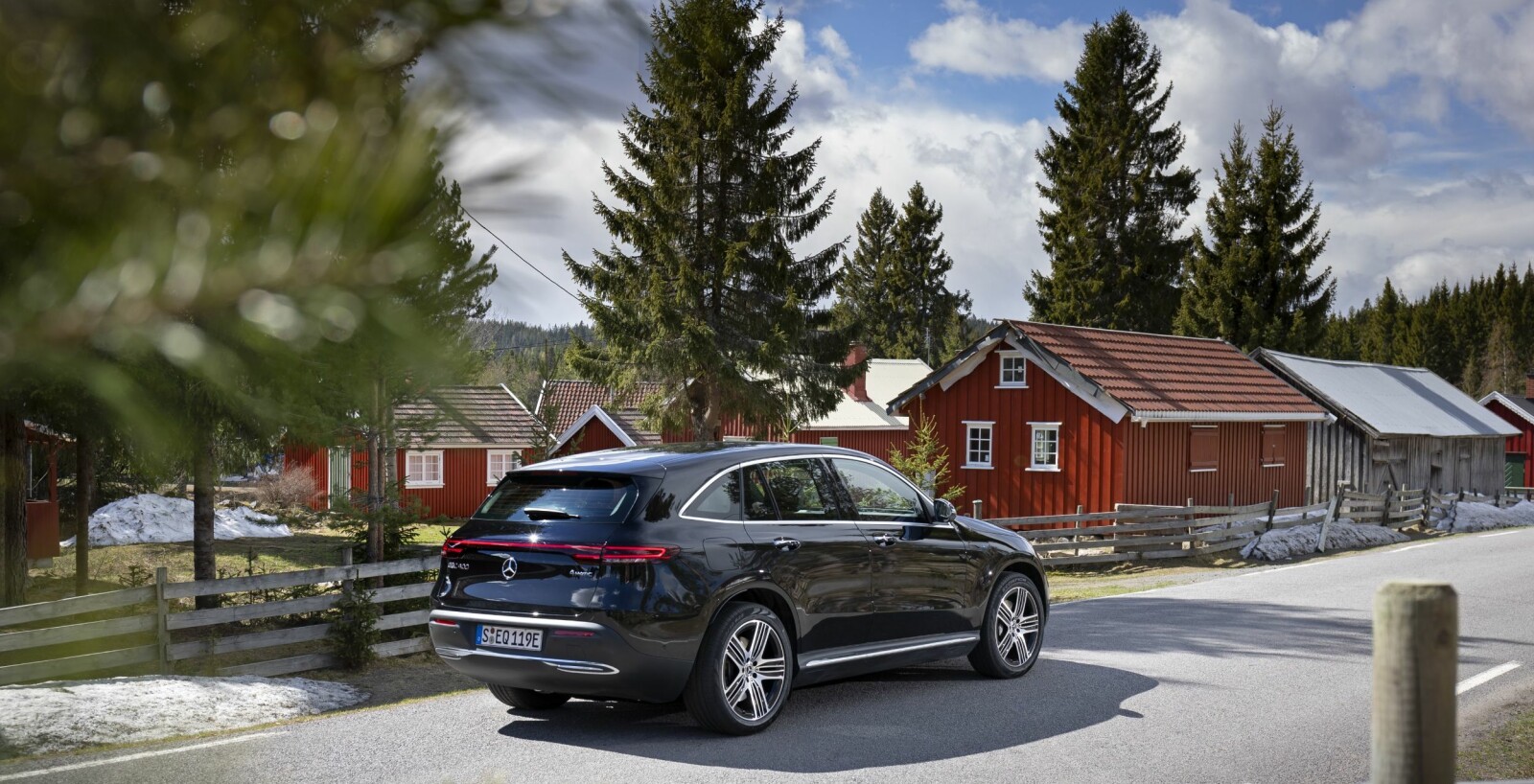 SISTE BIL UT: Mercedes-Benz EQC 400 4Matic er så langt siste bil ut i det store elektriske SUV-slippet fra de viktige prestisjeprodusentene Jaguar, Audi, Mercedes-Benz og BMW. Utlevering av EQC starter høsten 2019. Vi venter fortsatt på BMW iX3 med planlagt lansering i 2020. SISTE BIL UT: Mercedes-Benz EQC 400 4Matic er så langt siste bil ut i det store elektriske SUV-slippet fra de viktige prestisjeprodusentene Jaguar, Audi, Mercedes-Benz og BMW. Utlevering av EQC starter høsten 2019. Vi venter fortsatt på BMW iX3 med planlagt lansering i 2020.