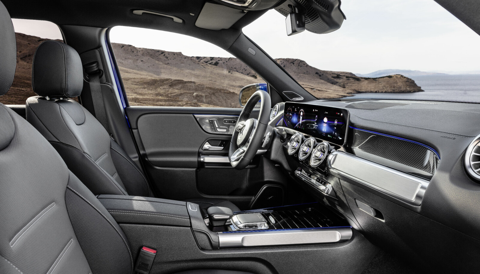 WIDESCREEN: Interiøret er godt kjent fra resten av den nye kompaktfamilen med blant annet widescreen-cockpit og MBUX (Mercedes-Benz User Experience). Nytt i GLB er de karakteristiske gripehåndtakene i dørpanelet som gir hint om bruksområde og tar igjen det robuste ytre. WIDESCREEN: Interiøret er godt kjent fra resten av den nye kompaktfamilen med blant annet widescreen-cockpit og MBUX (Mercedes-Benz User Experience). Nytt i GLB er de karakteristiske gripehåndtakene i dørpanelet som gir hint om bruksområde og tar igjen det robuste ytre.