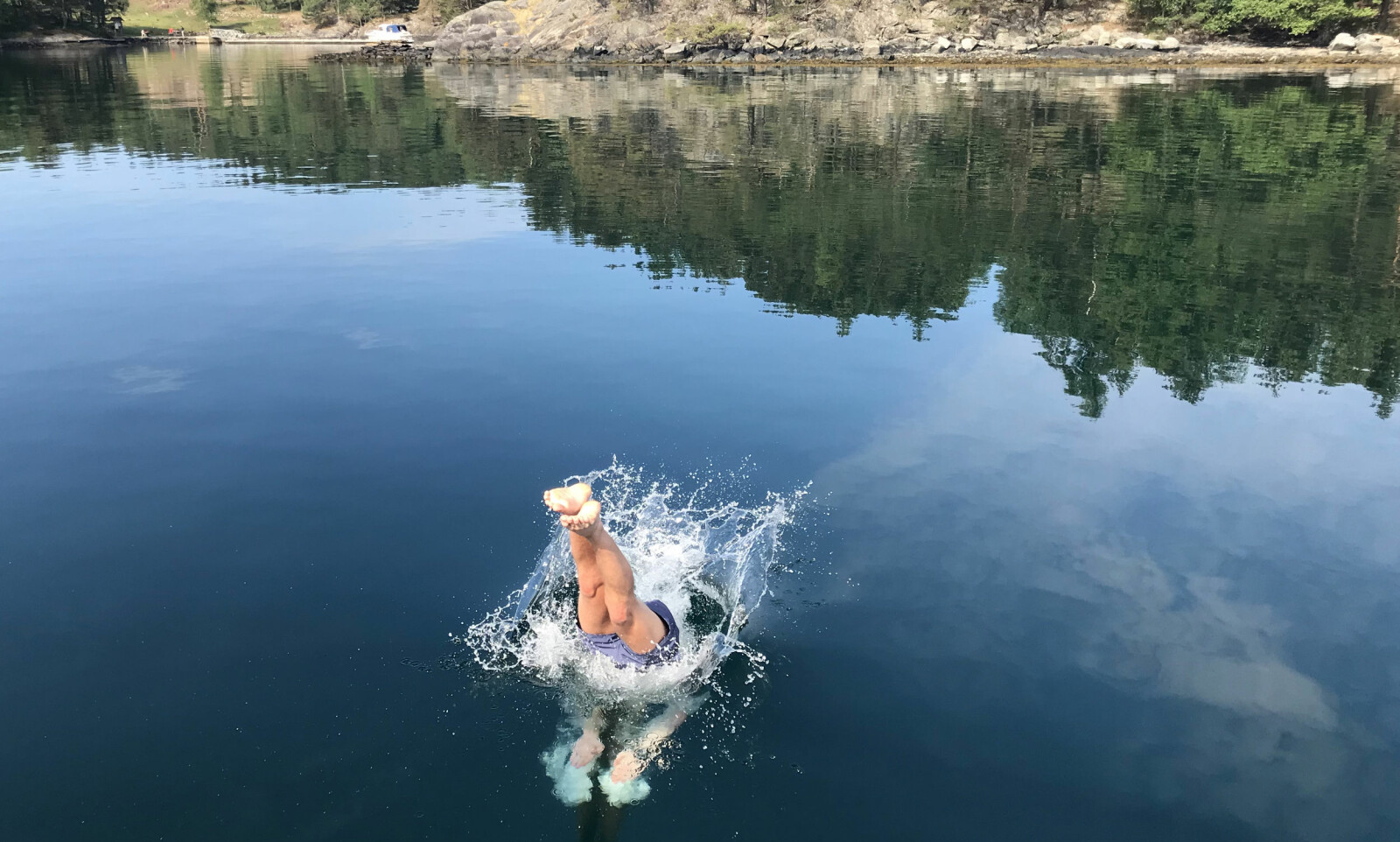 <b>20 GRADER: </b>Den fine uthavna ved Romsa i Hardangerfjorden frister med blankt vann og god badetemperatur. <b>20 GRADER: </b>Den fine uthavna ved Romsa i Hardangerfjorden frister med blankt vann og god badetemperatur.