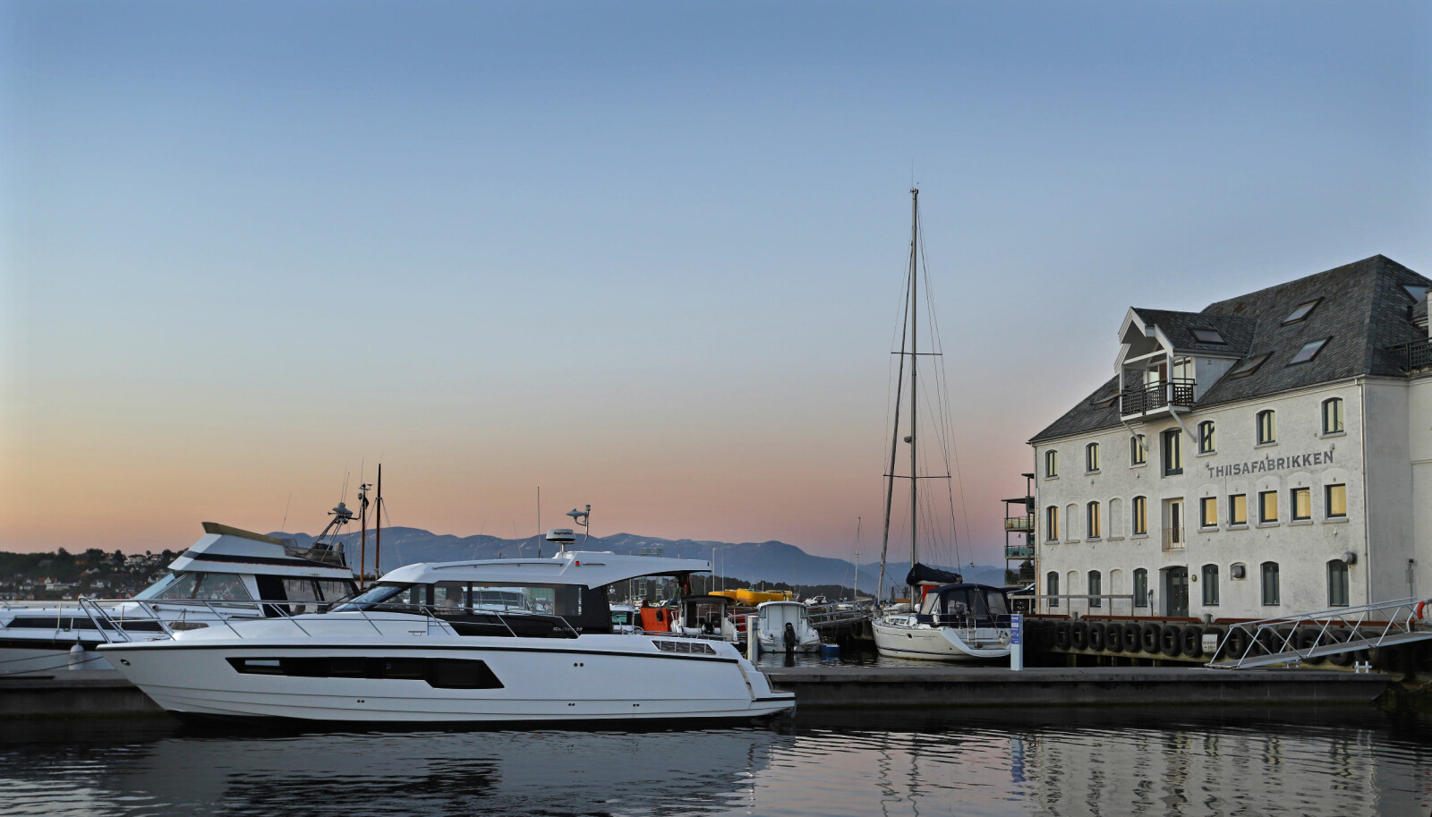 <b>LEIRVIK BY NIGHT: </b>Stor og godt skjermet gjestehavn ved utløpet av Hardangerfjorden. <b>LEIRVIK BY NIGHT: </b>Stor og godt skjermet gjestehavn ved utløpet av Hardangerfjorden.