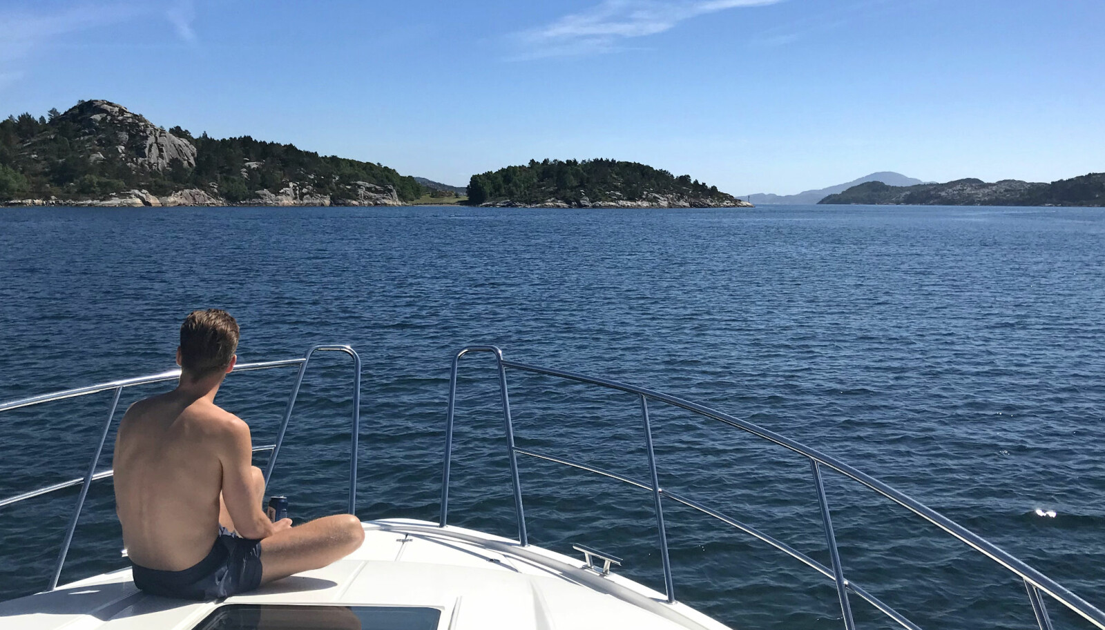 <b>TROPISK:</b> I medvind og sommervarme nyter vi livet på fordekket. <b>TROPISK:</b> I medvind og sommervarme nyter vi livet på fordekket.