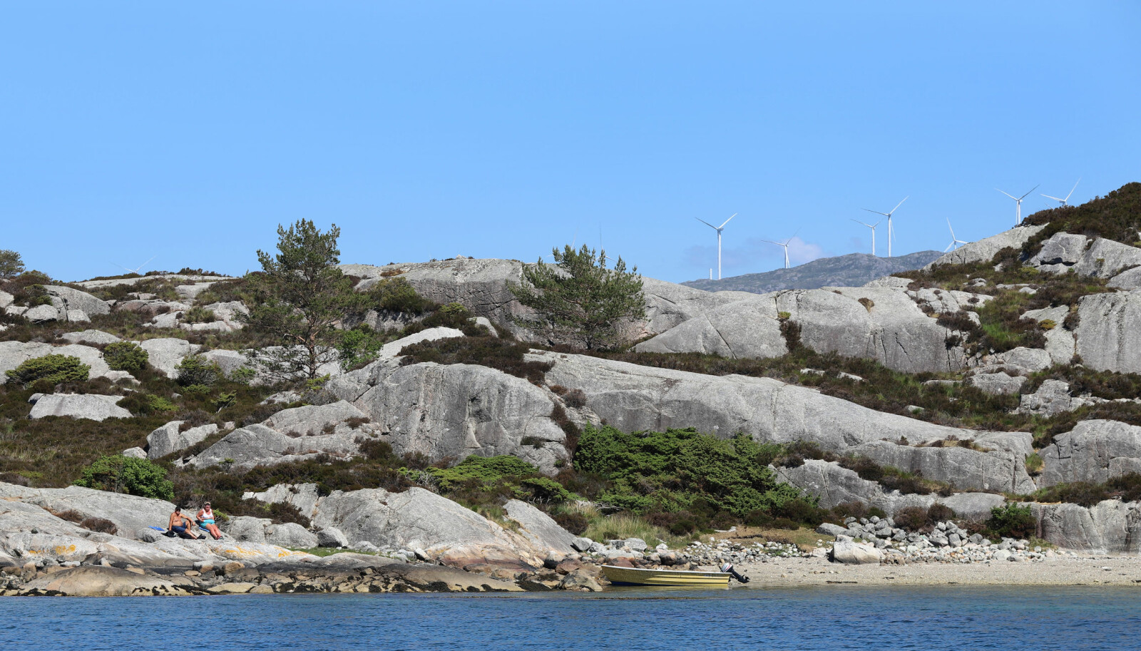 <b>STRANDHUGG I VARMEN: </b>Røffe svaberg og lune viker. <b>STRANDHUGG I VARMEN: </b>Røffe svaberg og lune viker.