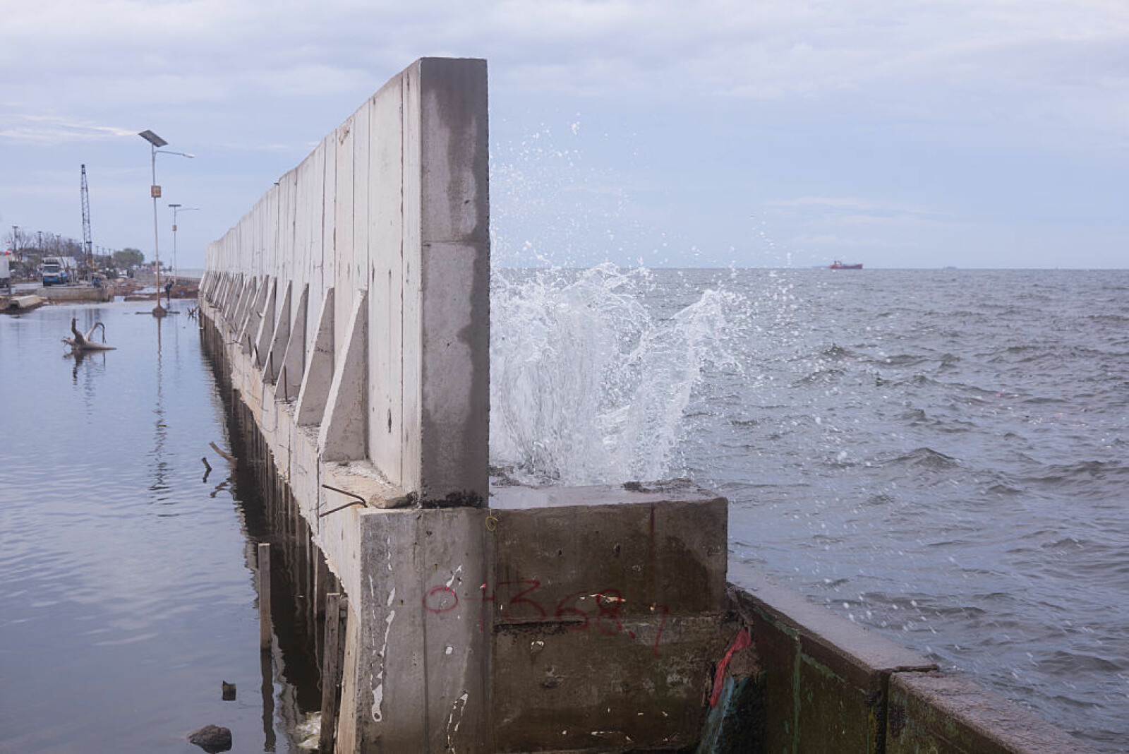 <b>BYGGER MUR:</b> Jakarta bygger en mur mot havet. Det vil likevel bare kjøpe dem litt ekstra tid, ifølge en ekspert. <b>BYGGER MUR:</b> Jakarta bygger en mur mot havet. Det vil likevel bare kjøpe dem litt ekstra tid, ifølge en ekspert.