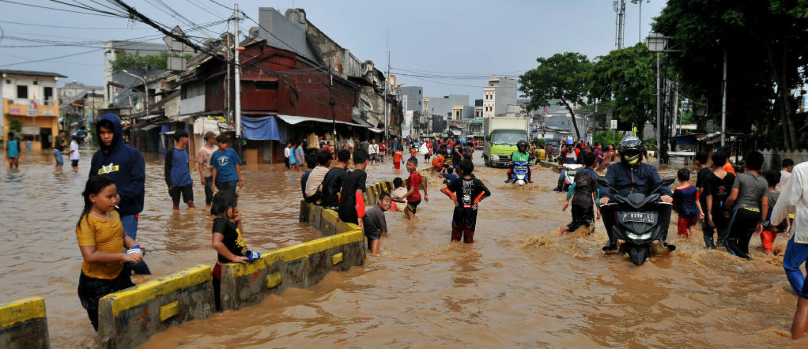 <b>FLOM:</b> Flom er vanlig i Jakarta. 13 elver har sitt løp gjennom byen. Bildet er fra april i år, da det nok en gang flommet over etter mye regn. <b>FLOM:</b> Flom er vanlig i Jakarta. 13 elver har sitt løp gjennom byen. Bildet er fra april i år, da det nok en gang flommet over etter mye regn.