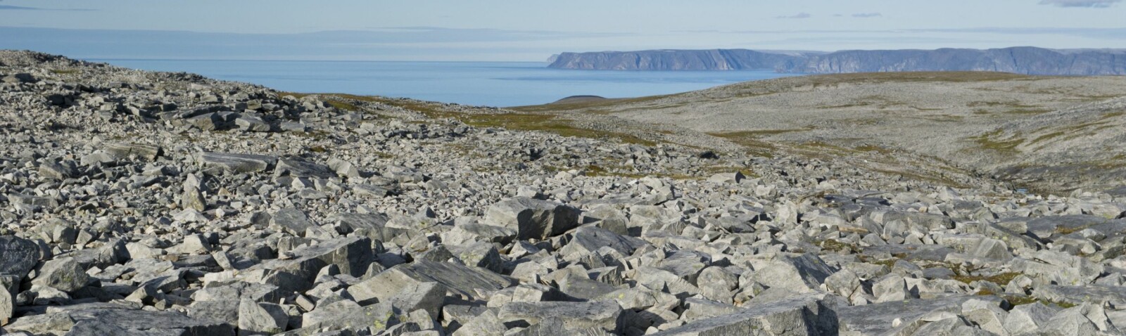 <b>TIL FOTS:</b> Fra 200-300 meter over havet er det høyfjellterreng med mye blokkmark. Havskodde og uvær kan gjøre orientering til en utfordring, også sommerstid. <b>TIL FOTS:</b> Fra 200-300 meter over havet er det høyfjellterreng med mye blokkmark. Havskodde og uvær kan gjøre orientering til en utfordring, også sommerstid.